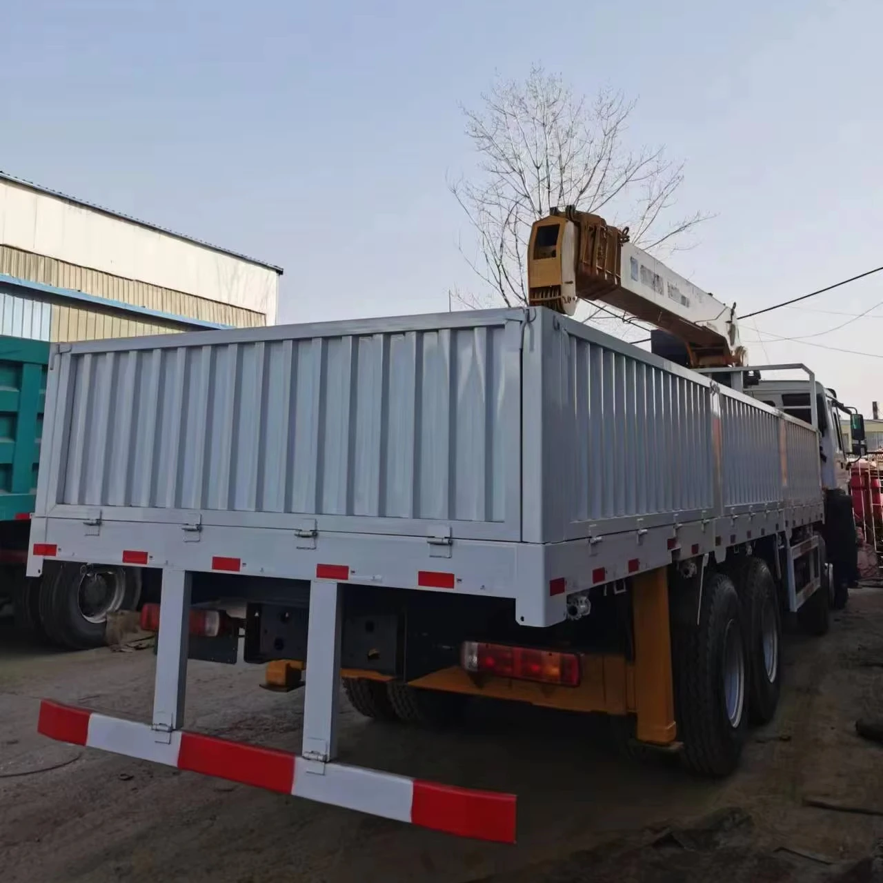 Sinotruk Howo Flatbed Truck with Hydraulic Crane Factory Direct Diesel Manual Transmission Used Condition