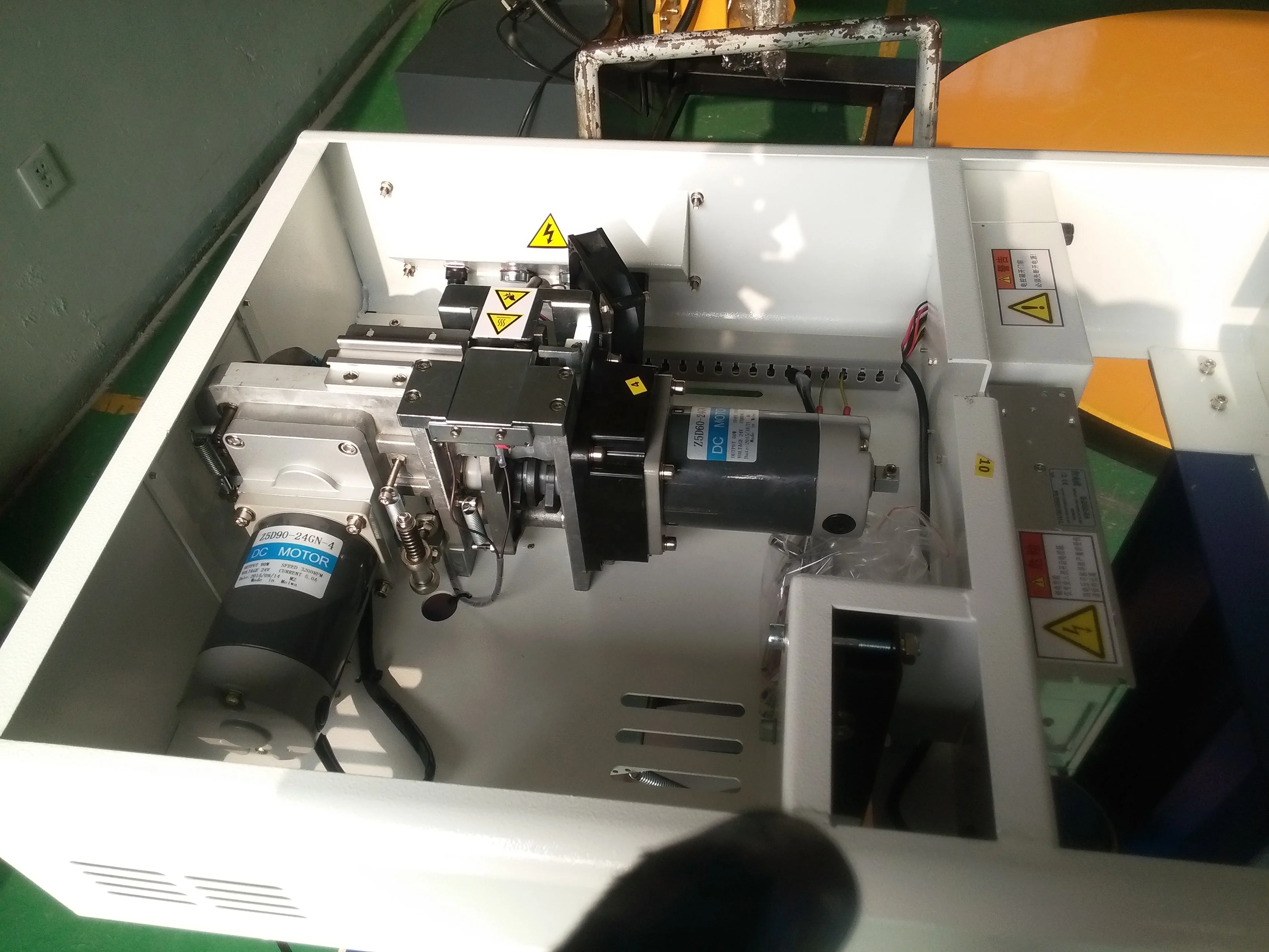 Semi automatic strapping and banding machine for packing