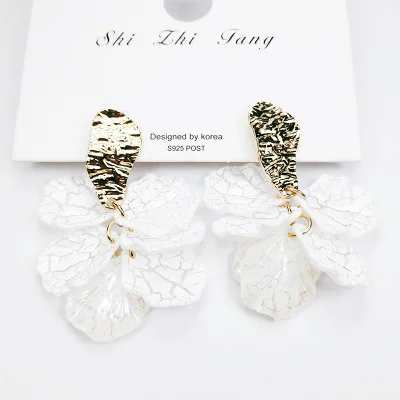 Artilady 2022 Modern White Shell Flower Petal Drop Earrings For Women New Fashion Party Beach Weeding Jewelry Decor