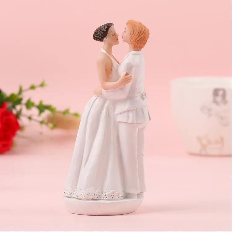 Resin Bride and Groom Wedding Cake Topper Funny Resin Reluctant and Run Groom Bridal Show Stand Cake Topper Figurines/