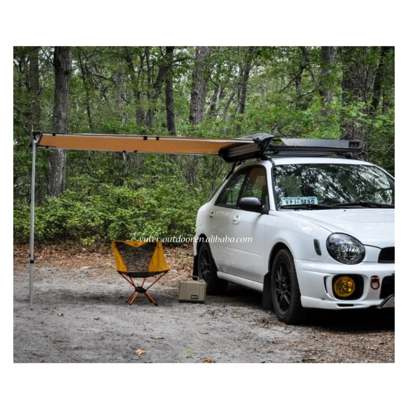 На крыше автомобиля тенты Camper из тента
