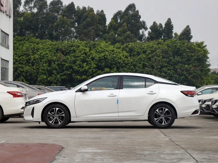 Nissan Sylphy бензиновый автомобиль Sedan1.6L Наслаждайтесь версией как Подержанный экспорт