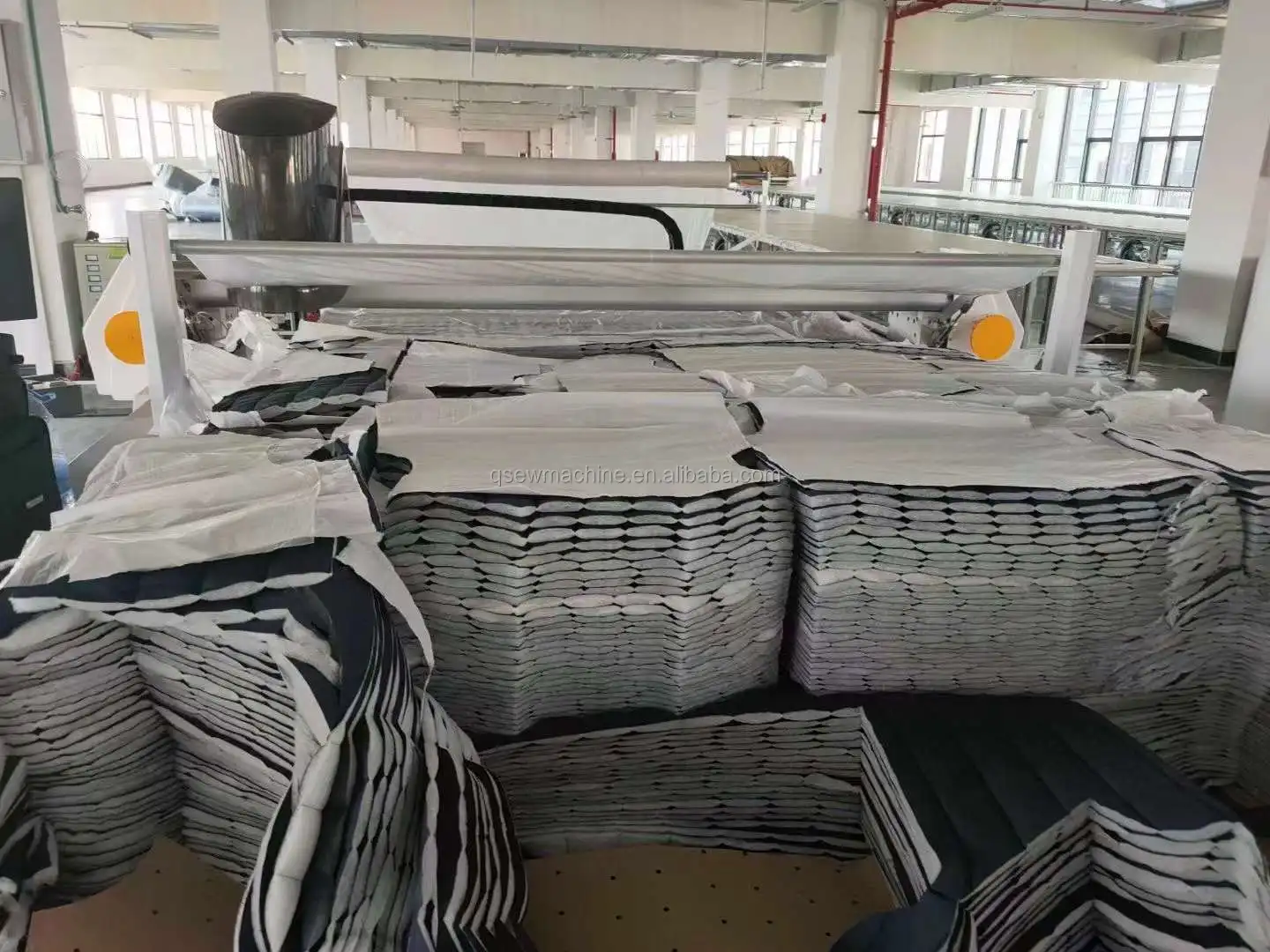 QS-A8 Automatic Multi-Layer Manufacturing Plant Fabric Cutter Cloth Cutting Machine For Textile Fabric