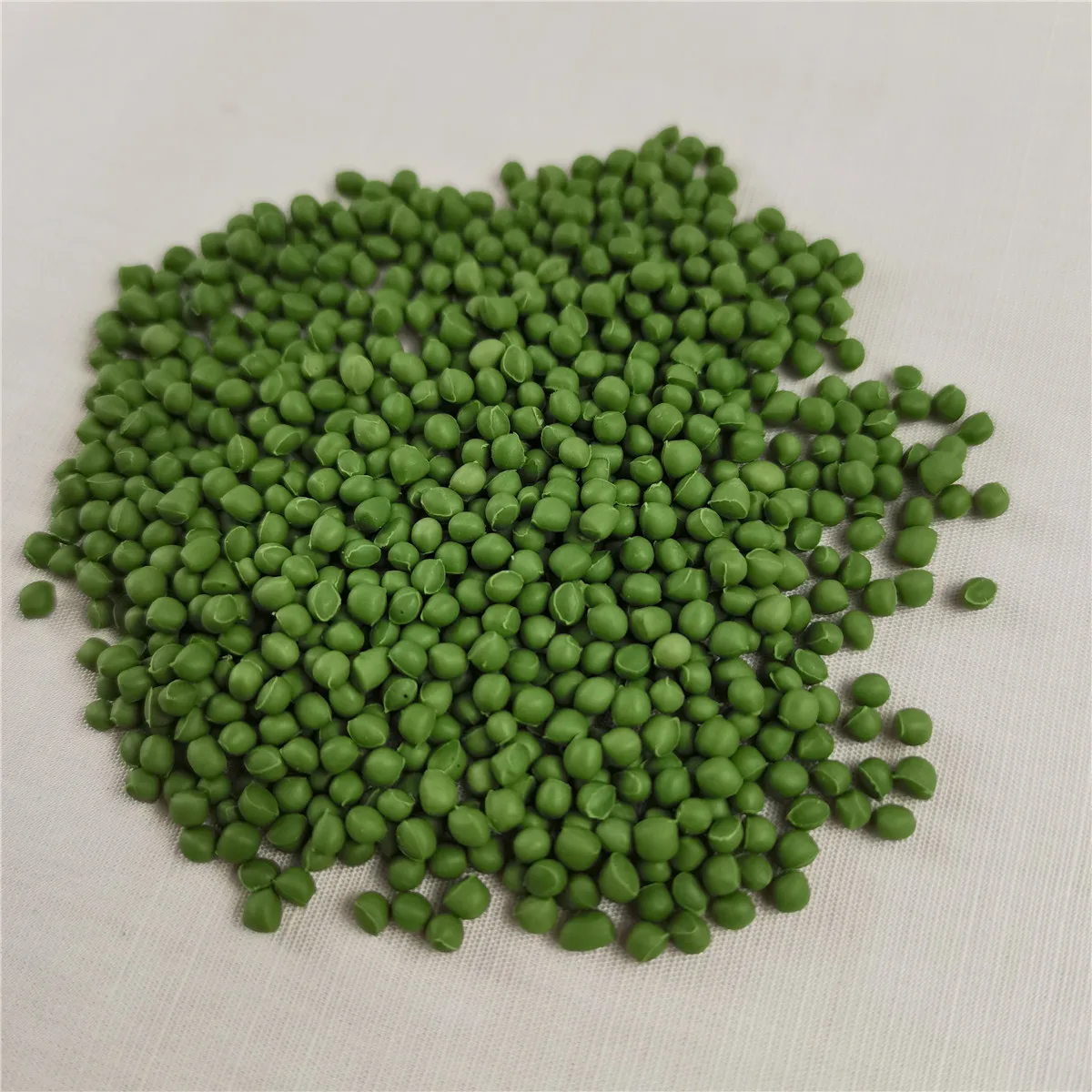 Cheapest Durable SBR granular & TPE granules for soccer pitch into football artificial turf