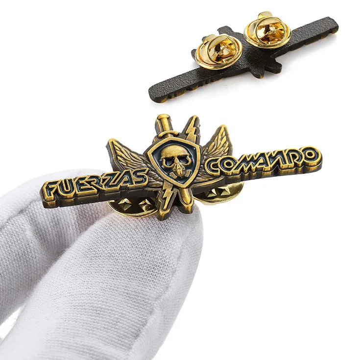 Retro Style 3D Brass Gold Pin Manufacturer Die Stamping Engraved Lapel Pin Custom Cool Design Logo Zinc Alloy Metal Badge