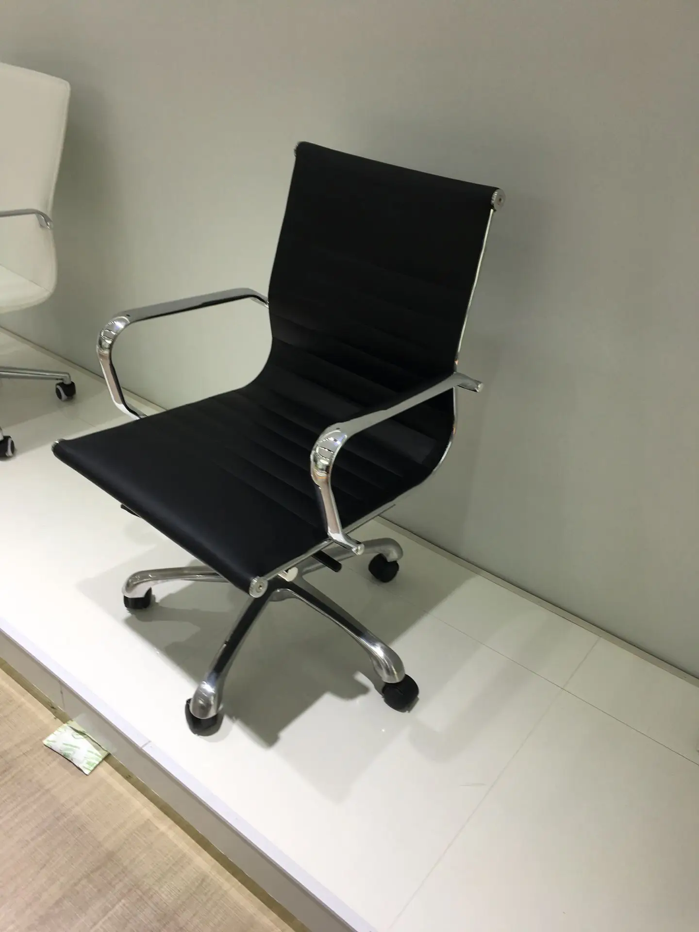 Factory Price High Back Executive boss PU Leather Office Chair Office Furniture Swivel Chair Adjustable Leather Chair