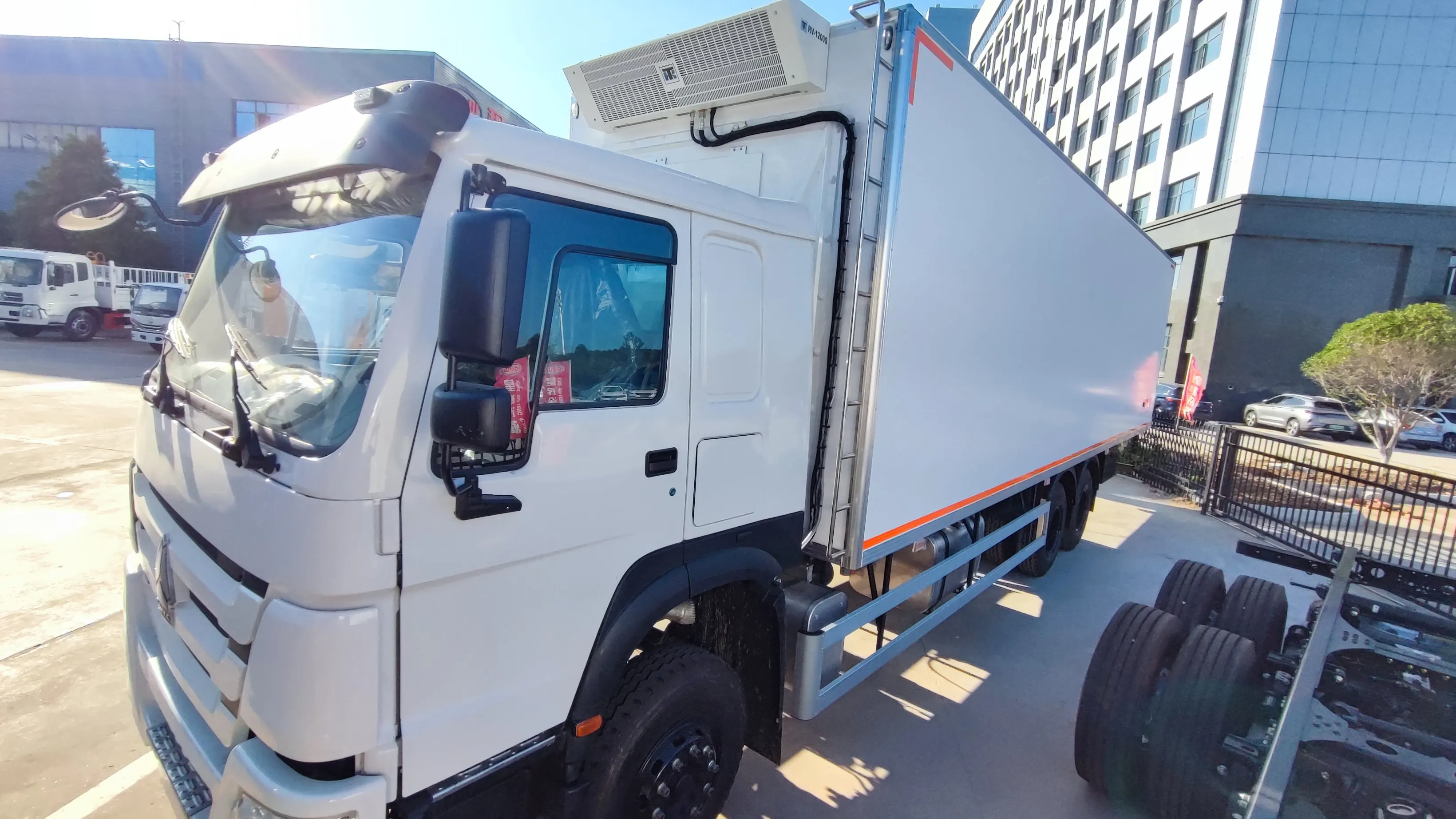 HOWO High Quality 6*4 Meat Refrigerated Freezer Truck Brand New Cold Room Van Truck