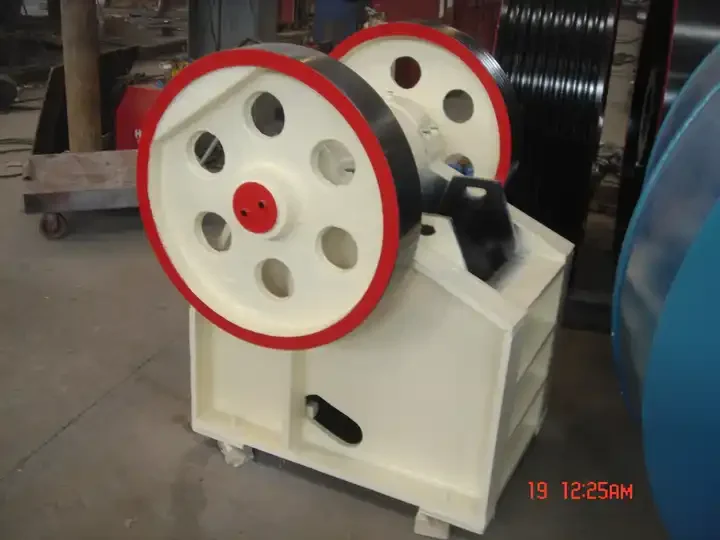 Горячая распродажа высокое качество дробилка для измельчения руды песка и камня горная машина щековая дробления