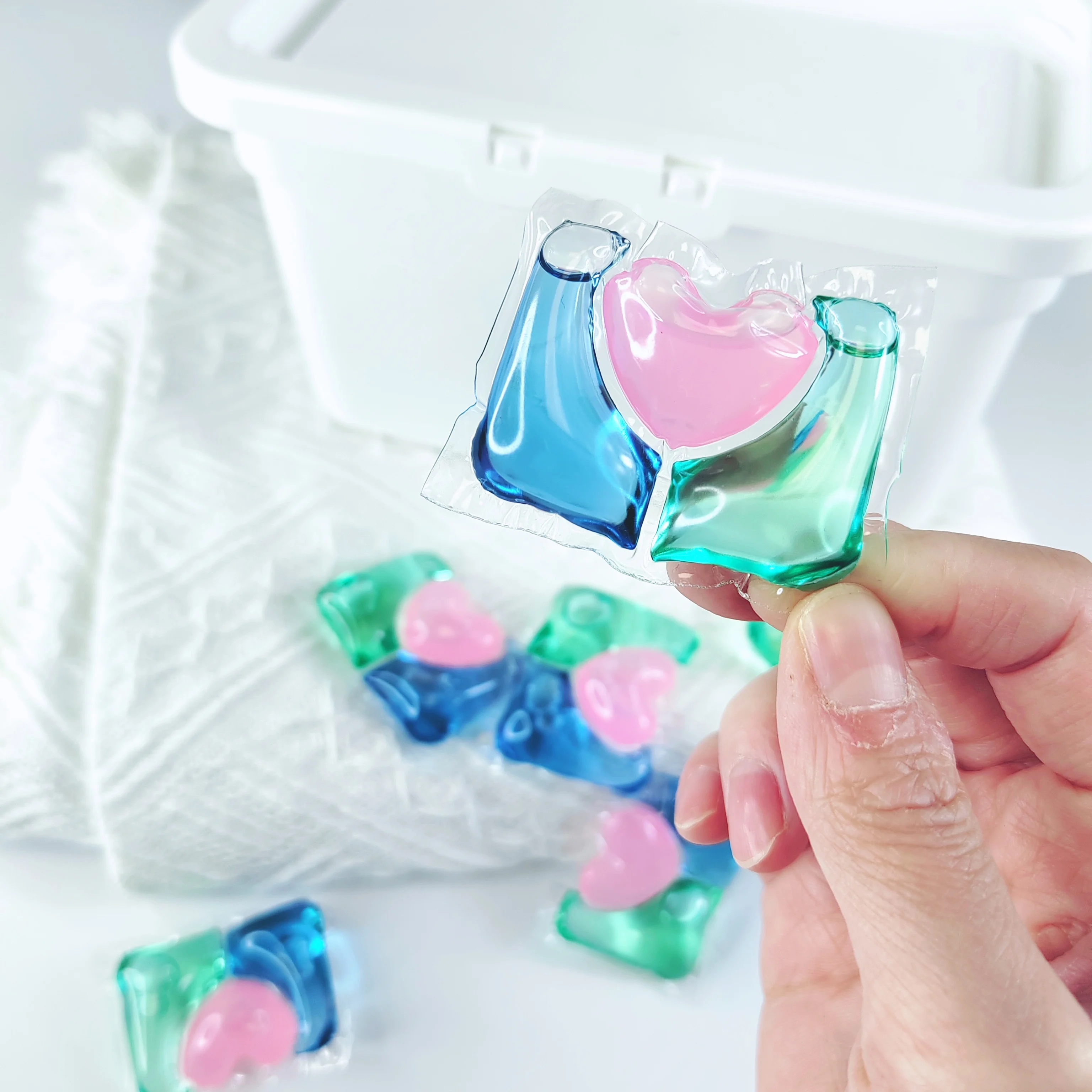 Hot selling products eco-friendly wholesale oem baby  laundry pods detergent for washing clothes cleaning supplies