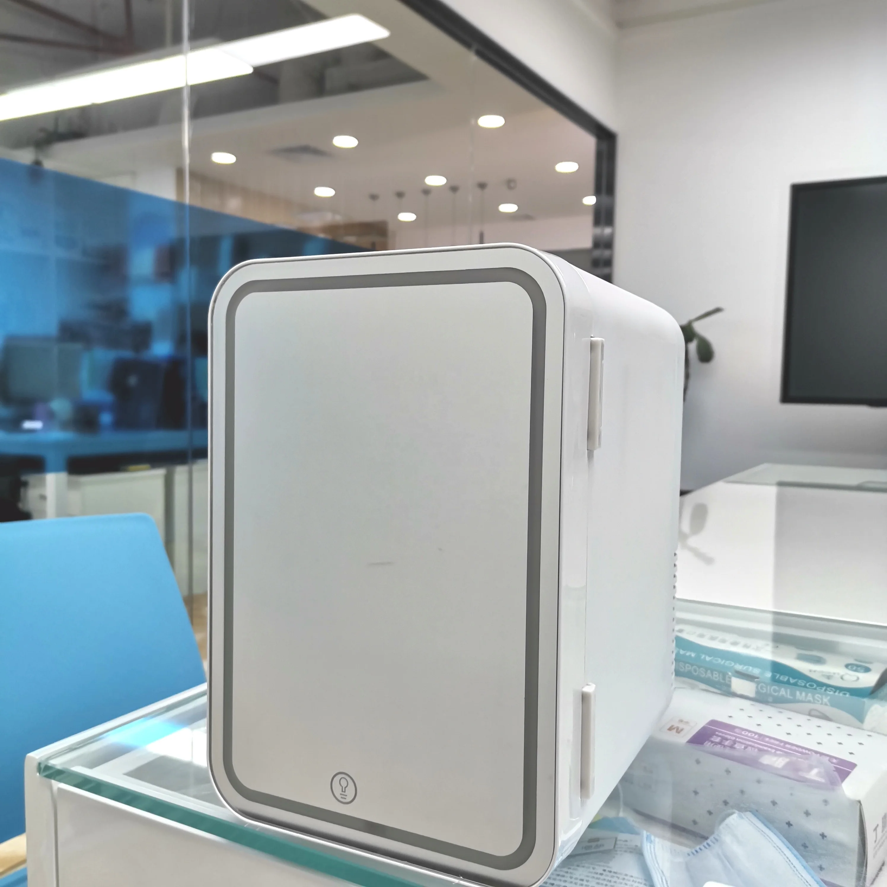 Mini Small 8L Luxury LED Mirror Popular Skincare DC Display Refrigerator Popular High Quality Retro Beauty Car Fridges Freezer