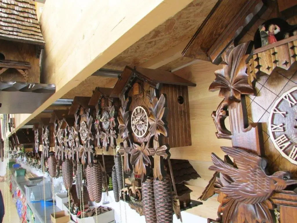 High Quality Germany Specialty Black Forest House Cuckoo Clock With Moving Lumberjack And Mill Wheel With Music