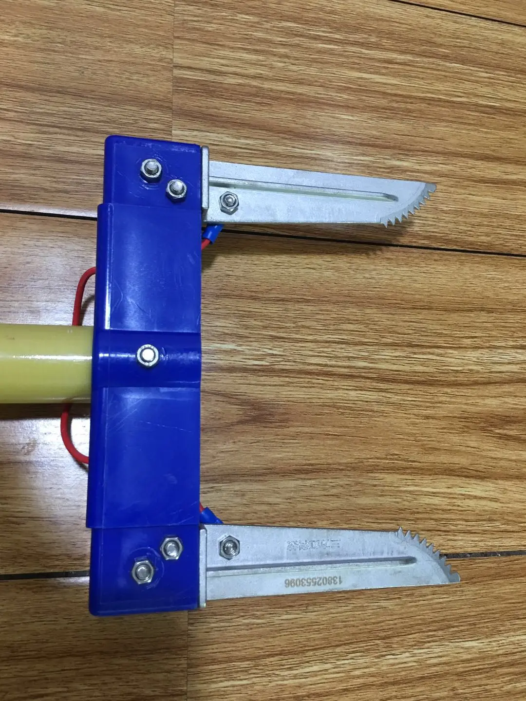 
Anti-fracture Hand-held electrical pig stunner for small scale pig slaughter machine 