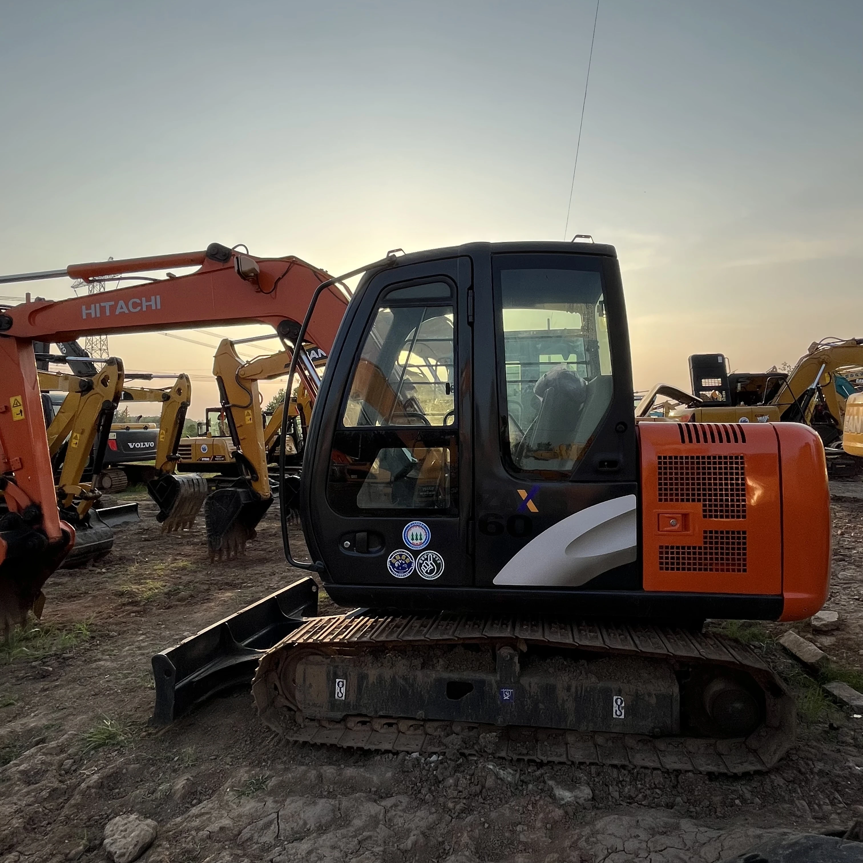 Second hand High quality zx60 zx70 Hitachi mini excavator original Japan digging machine with dozer in stock
