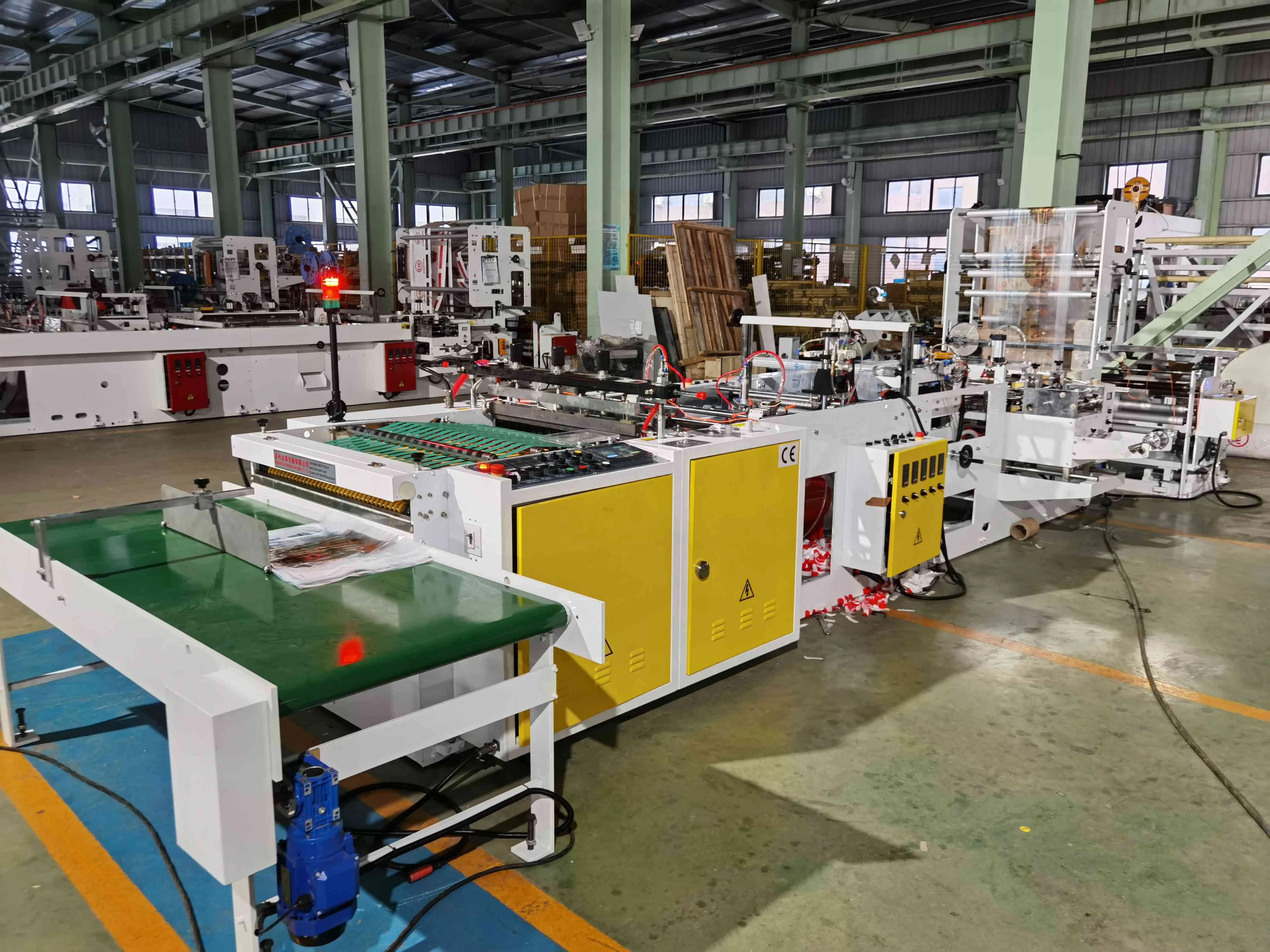 Высококачественная машина для производства пластиковых пакетов с различными боковыми уплотнениями и мягкими ручками