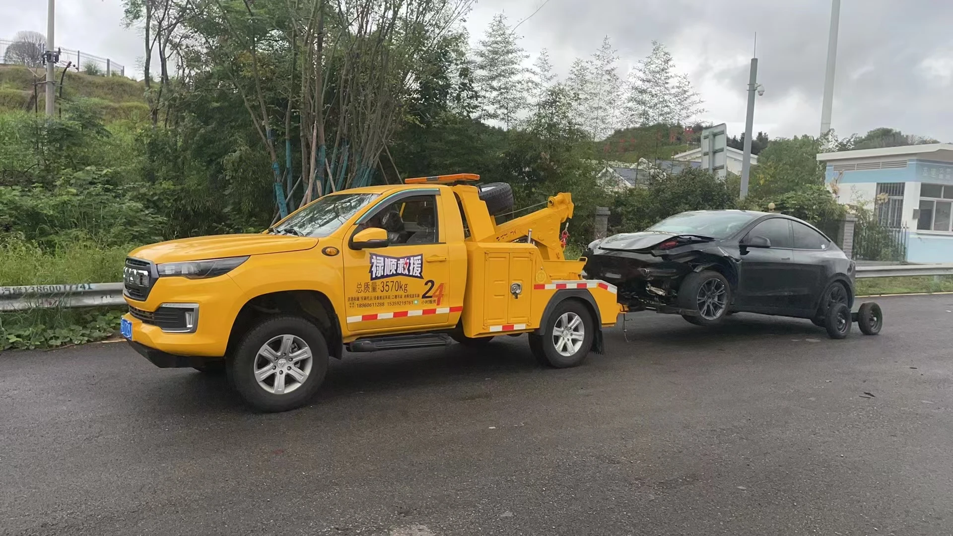 Powerful Foton 4*4 drive pickup wrecker off-road tow truck underground garage towing vehicle expressway rescue vehicle