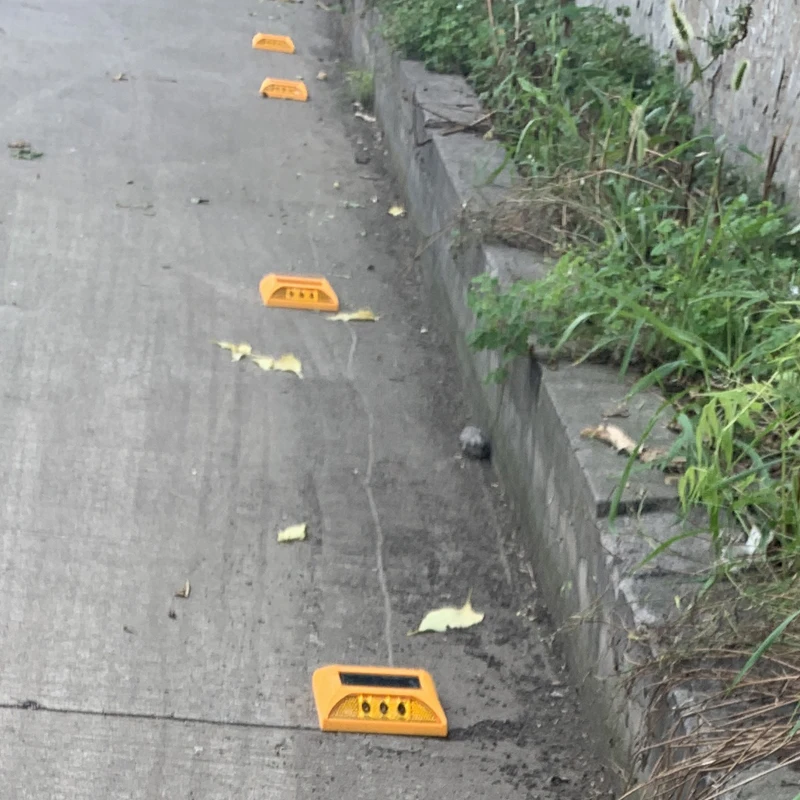 highway raised pavement traffic safety reflective cast cat eye light stud path marker 8 led 30t plastic solar road stud
