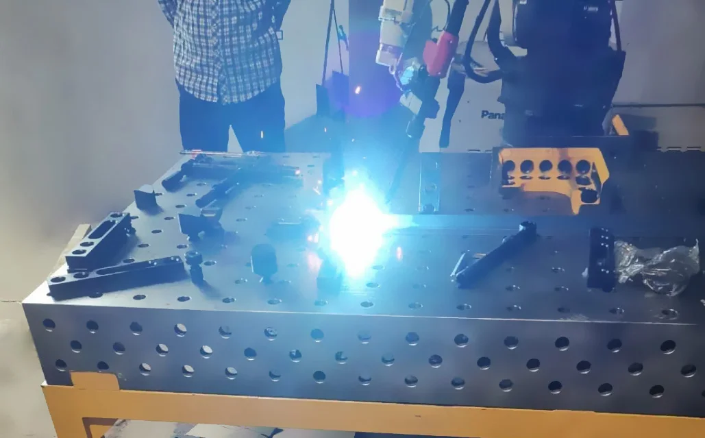 Китайский Промышленный Автоматический сварочный робот TIG или Laser с 6 осями конкурентоспособная