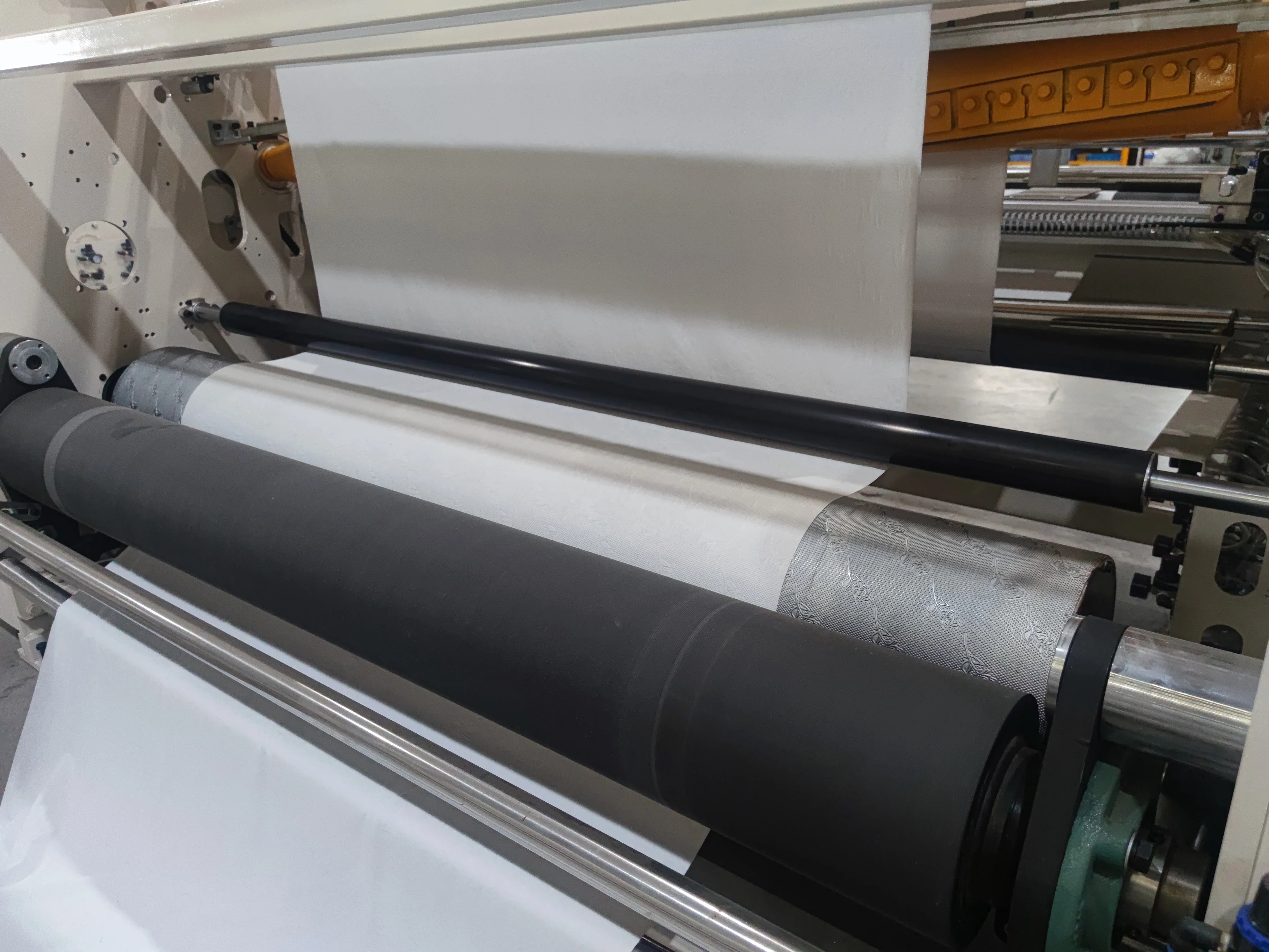 Automatic punching rewinding toilet paper bathroom tissue roll production machinery / maquina de hacer papel para bao