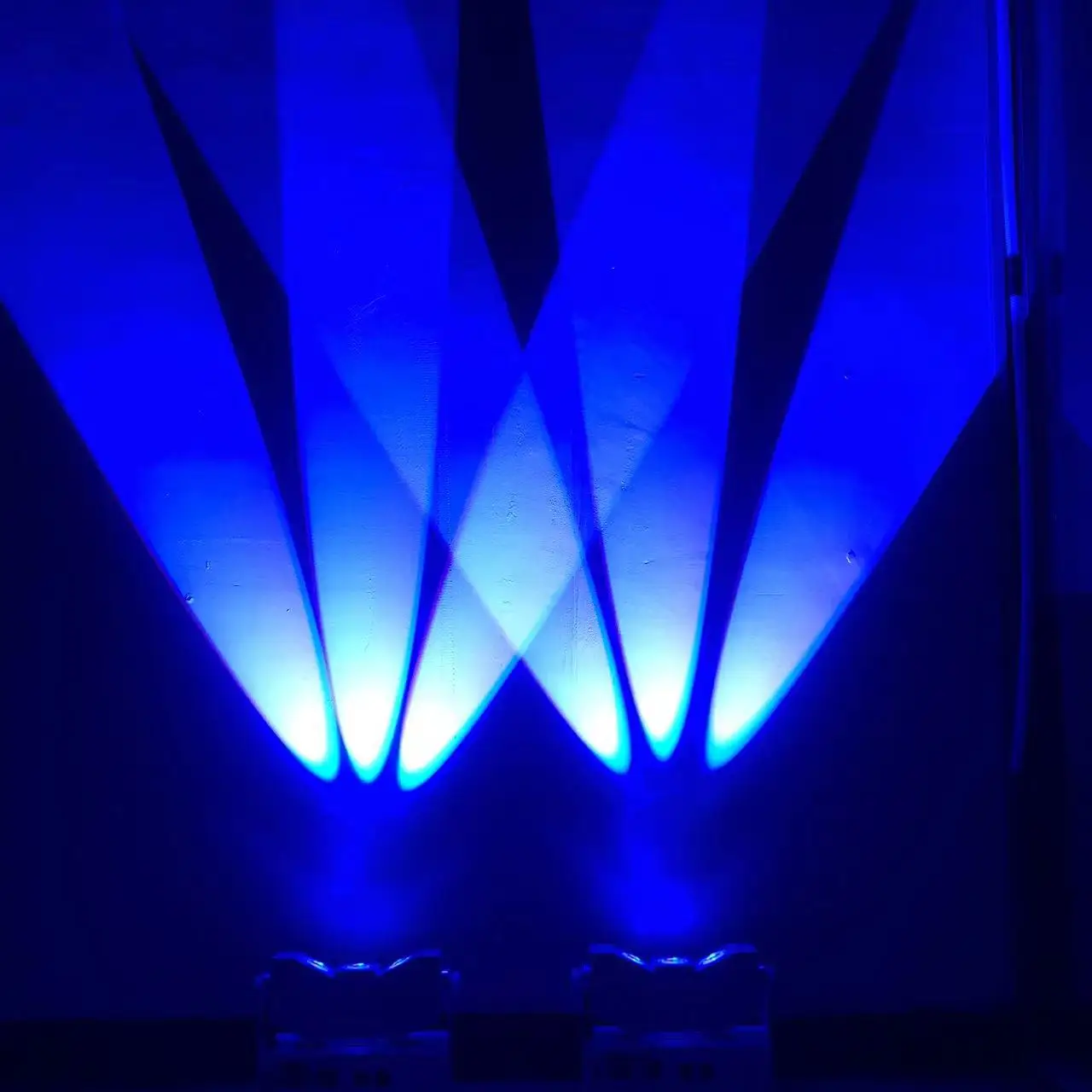 Tri Beam 3x10W wireless DMX battery LED wall washer achieve dynamic lighting effects while enjoying of wireless operation