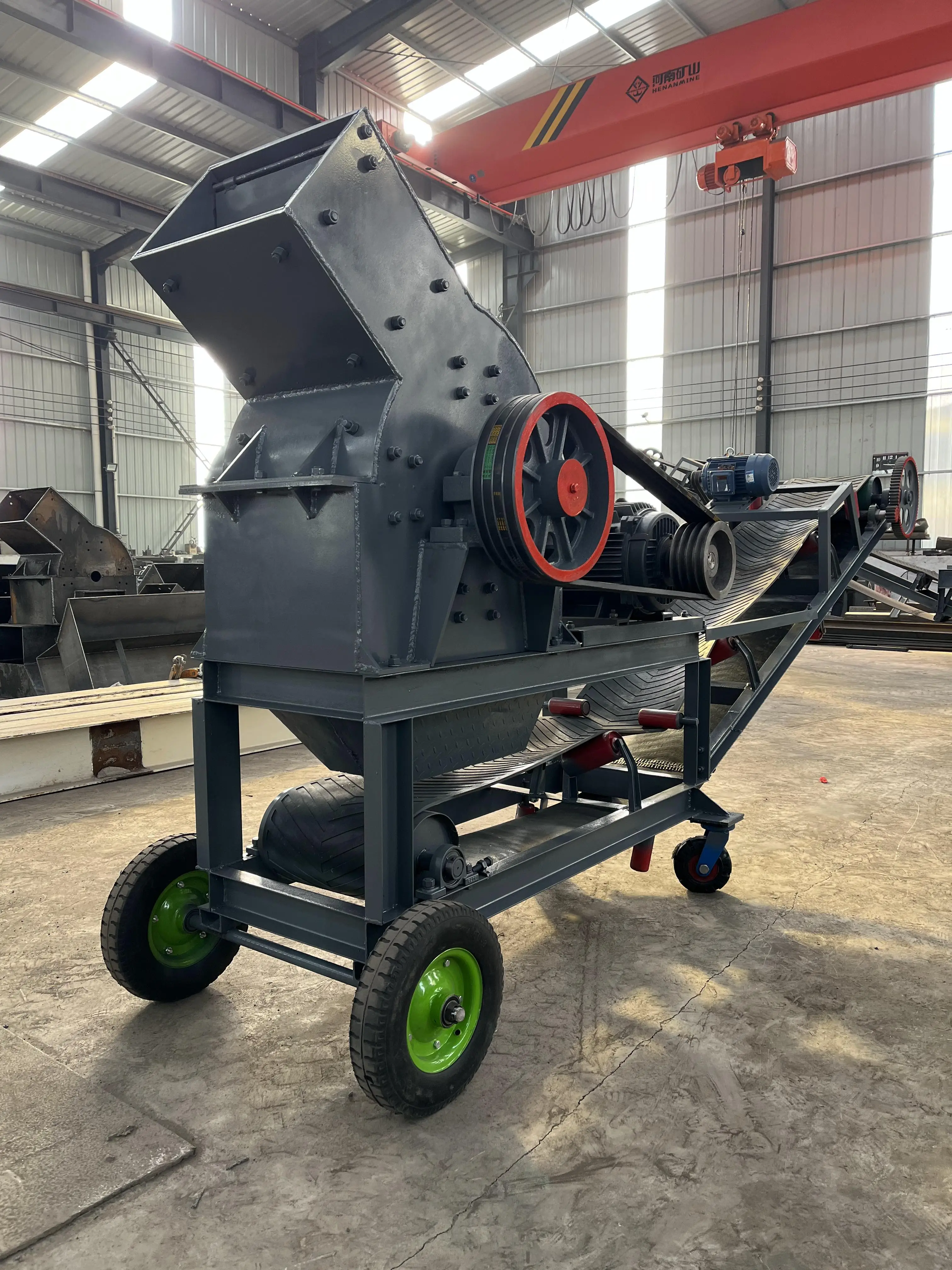 Multi functional mobile hammer crusher is easy to operate and can crush small particles with adjustable particle size