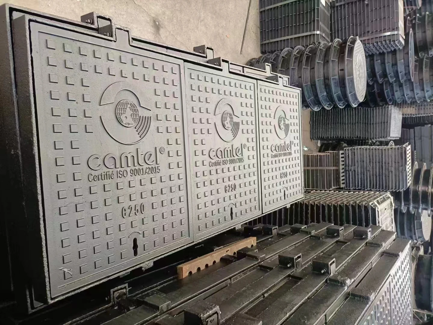 Fast Delivery Ductile Iron 800x800 Anti Theft Cast Iron Manhole Covers Heavy Duty