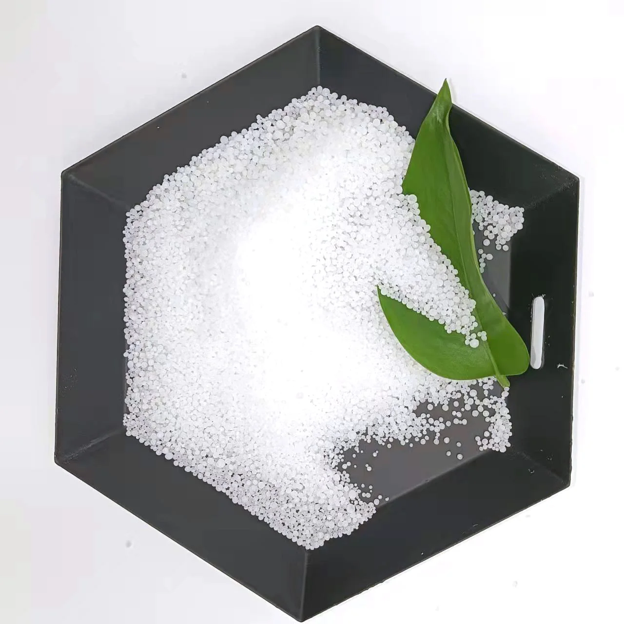 Увеличивает урожайность урожая и улучшает качество почвы, небольшая гранулированная мочевина 46%