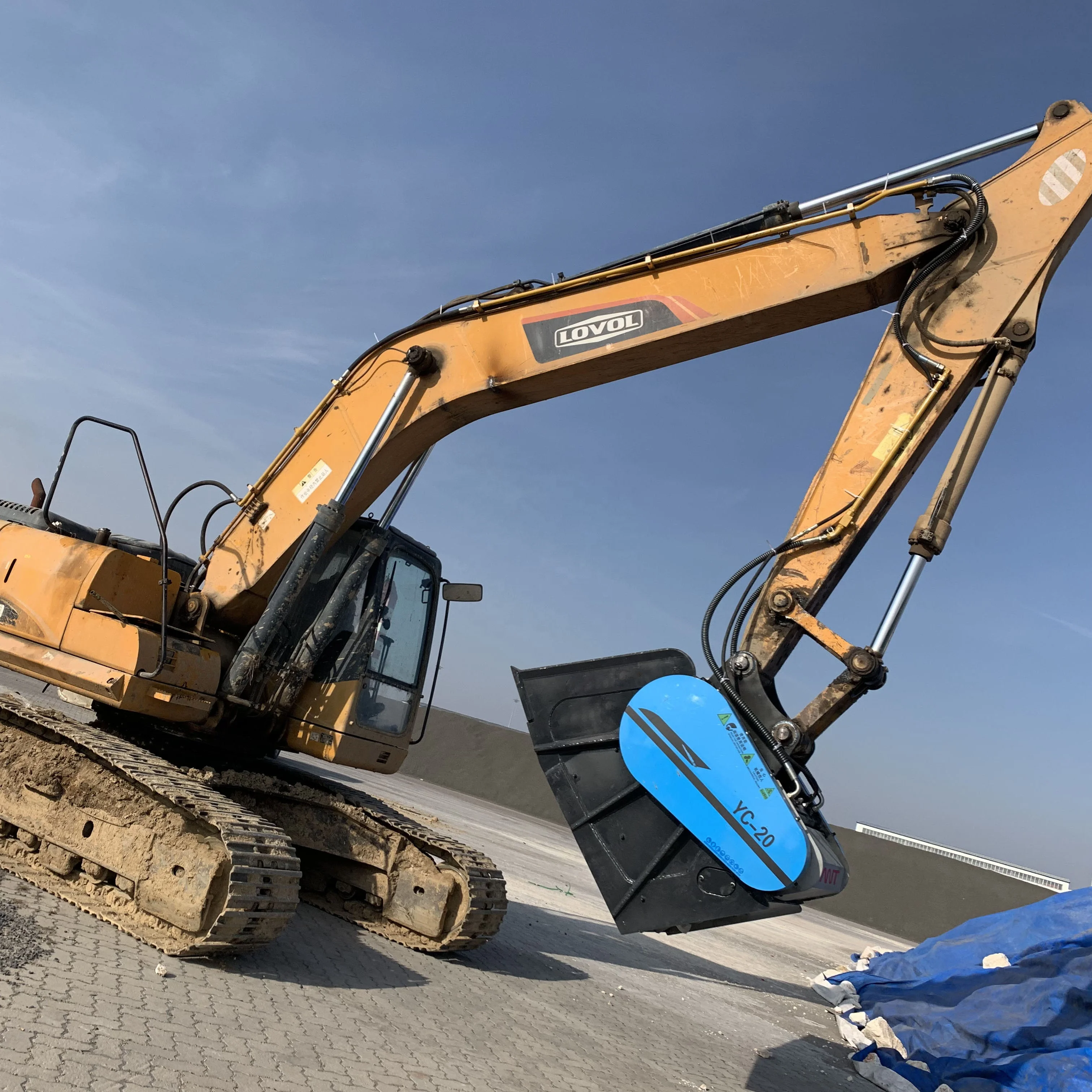 YC-10 Broken in Situ Compact Bucket Strong Structure Jobsite Jaw Stone Crushing Machine for Loader Attachment