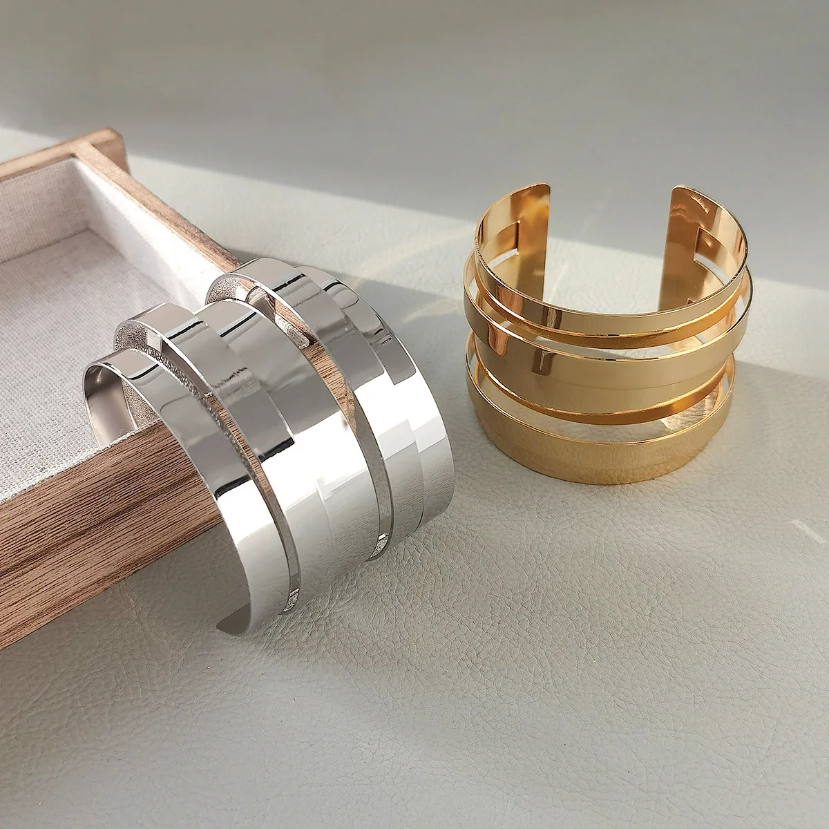 Женский браслет с геометрическим узором