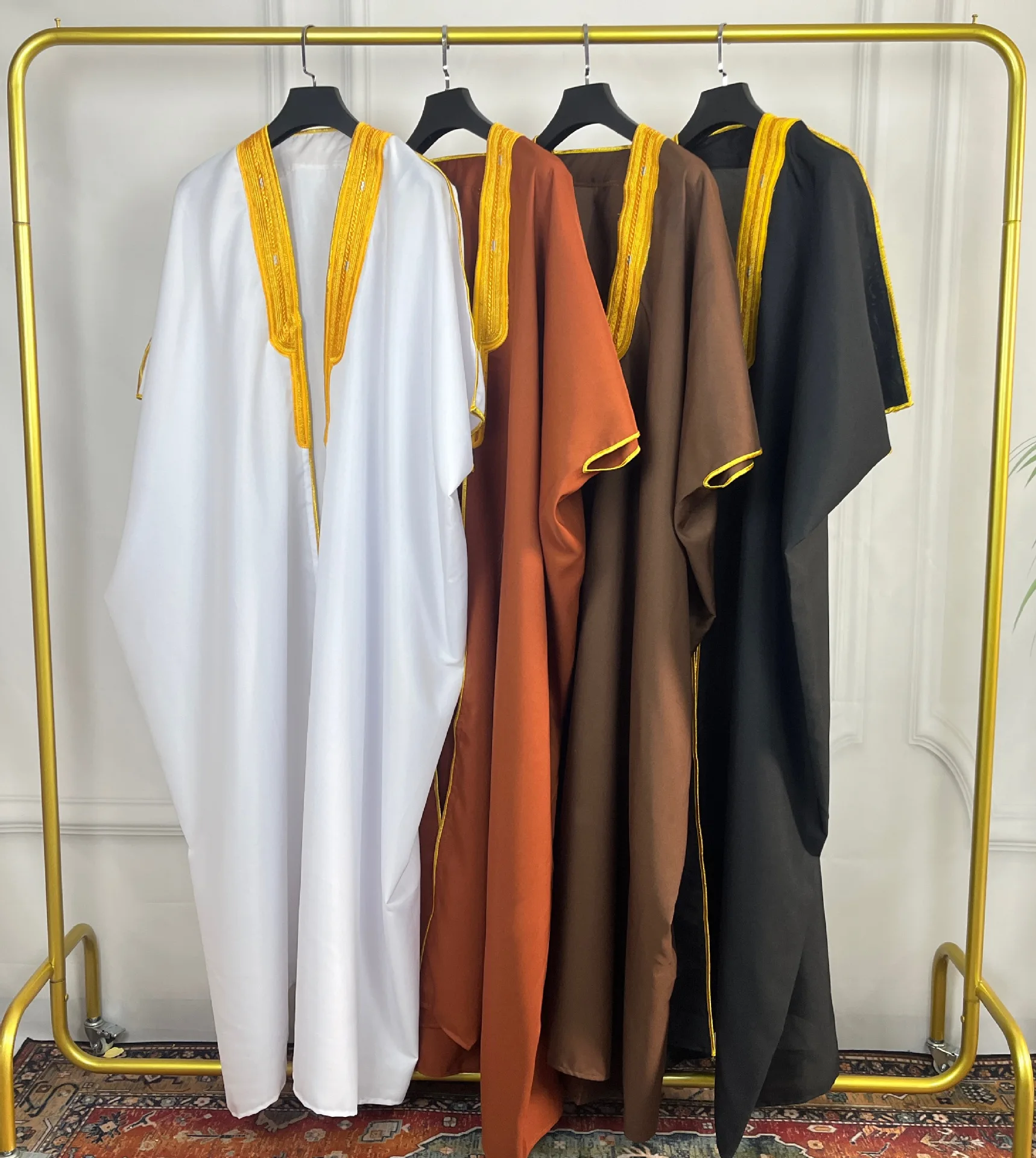 Hot Selling Muslim Men Qamis Man Jubbah Graduation Arab Clothes Batwing Sleeves Omani Thobe Wholesale Arabic Bisht For Men