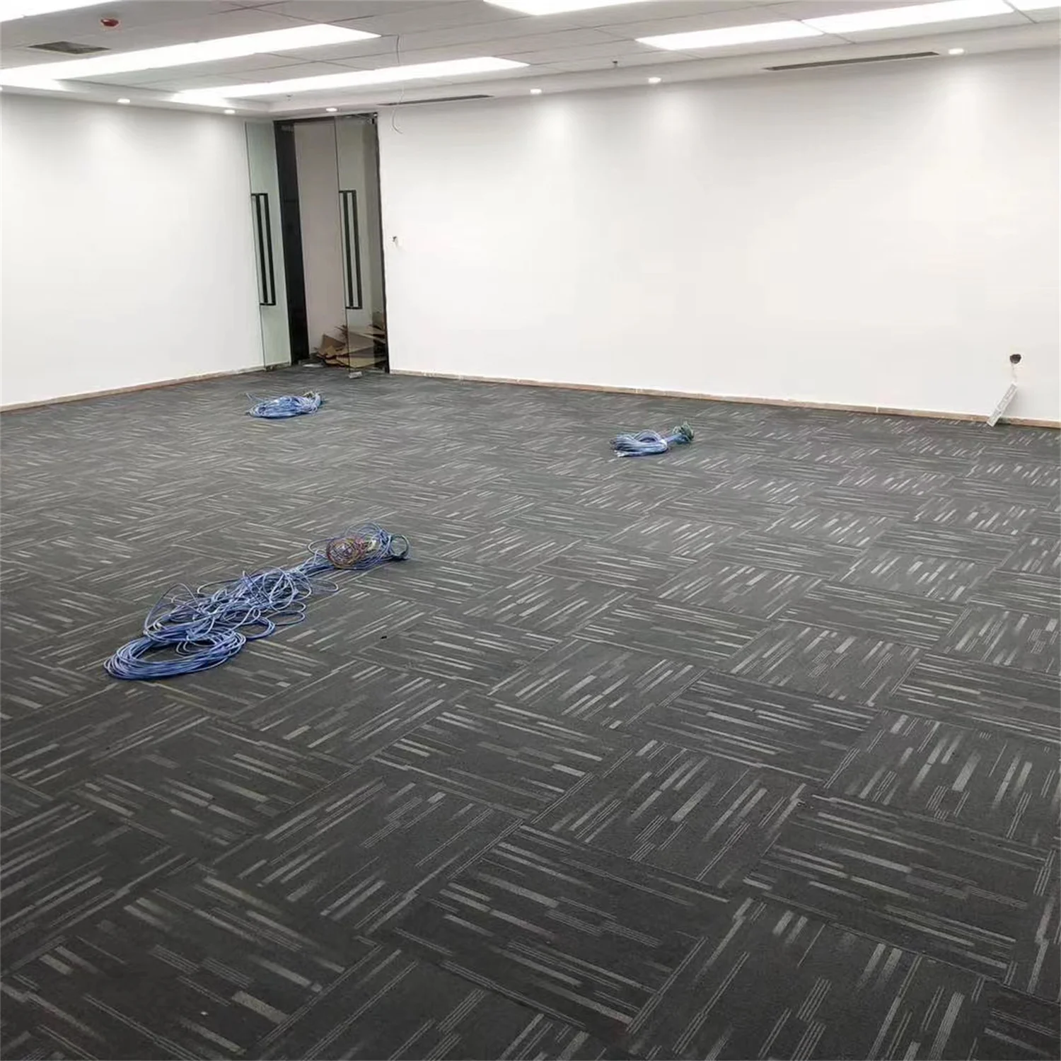 Easy to Install Removable Nylon Commercial Office Floor Carpet Tiles Modular Alfombra Commercial Loop Pile Pvc Backing