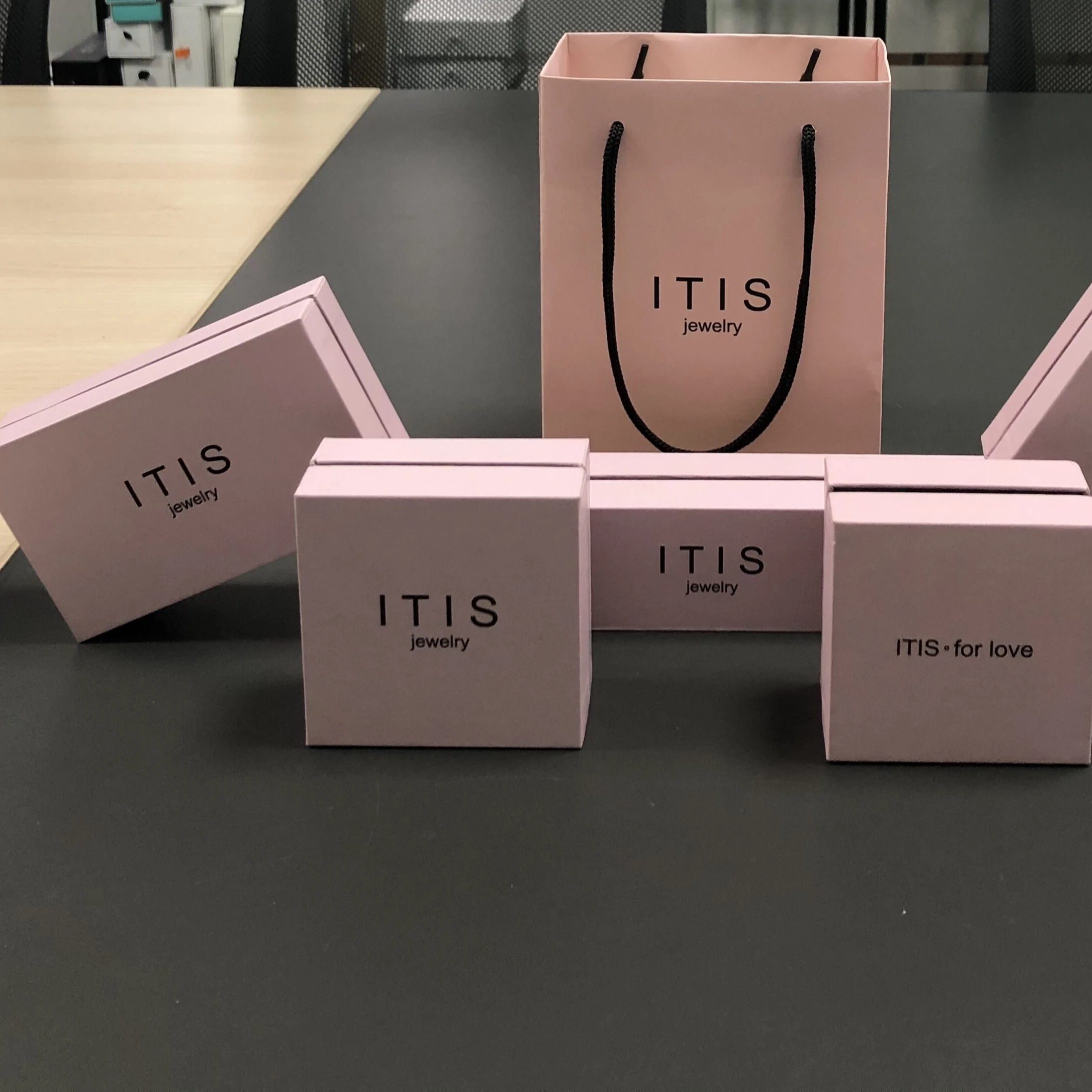 Customized Packaging  USD 5 packaging box for gift