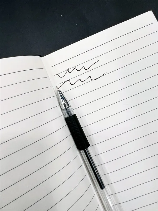 12pcs/box European standard Gel pen carbon signature pen Office stationery neutral gel pen