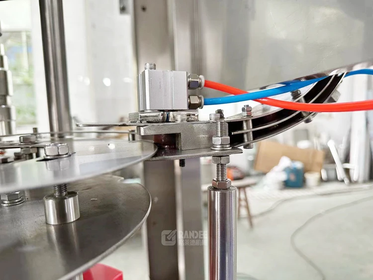 Automatic soda wine beverage bottle cap sealing and capping machine price