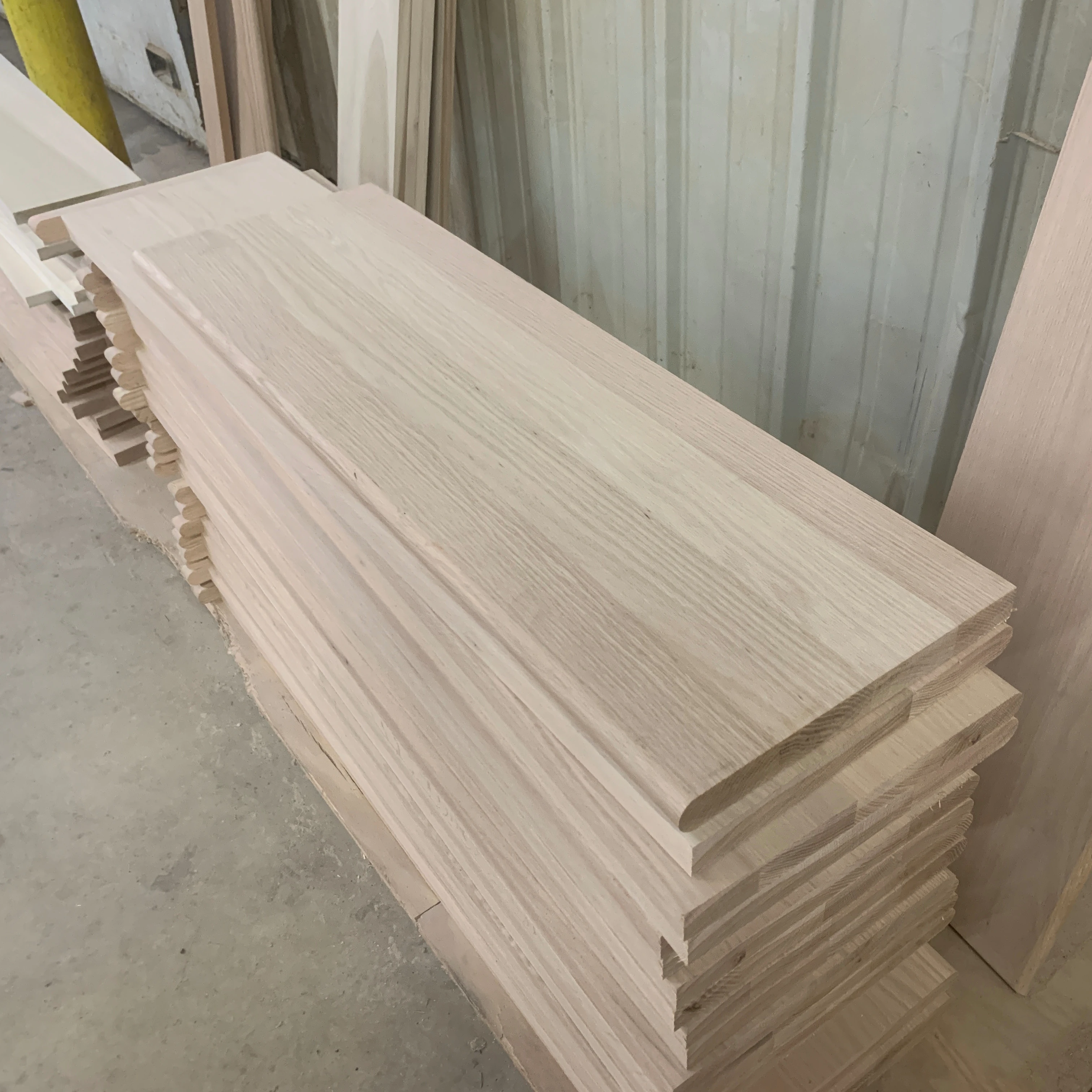 Factory Price Custom Indoor Use Solid Stave Red Oak Wood Stair Treads Wooded Stair Steps