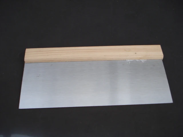China Factory Cheap Putty Knife Carbon Steel Scraper Painters Knife Scraper With wooden handle