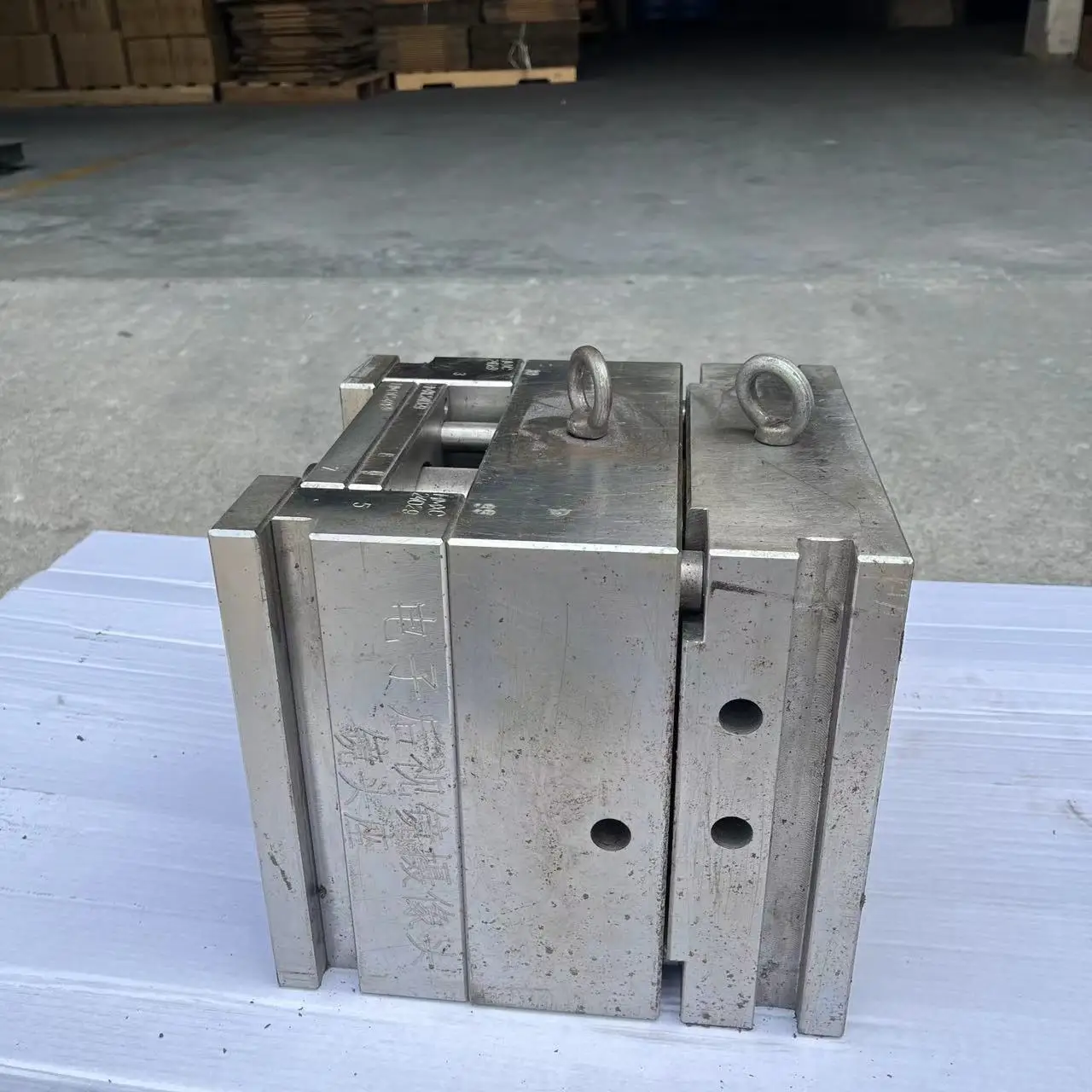 The internal mould material is 8402 or 8407 heat-treated zinc alloy or aluminium alloy die-casting mould.