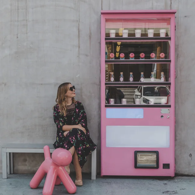 Popular beauty vending machine cosmetics combo vending machine small lash automatic hair eyelash vending machines