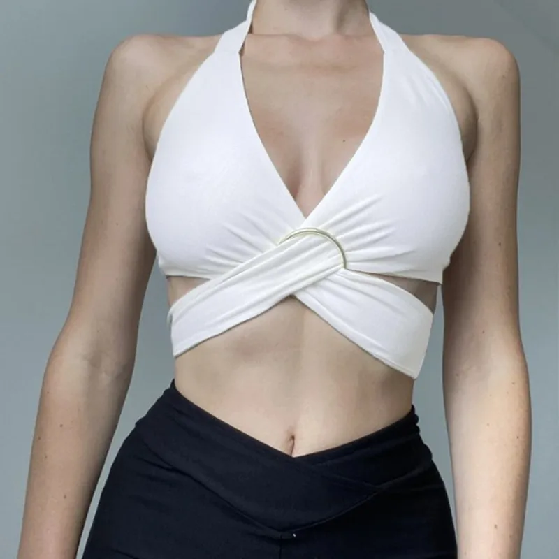 Женский укороченный топ с металлическими кольцами и лямкой на шее 2022