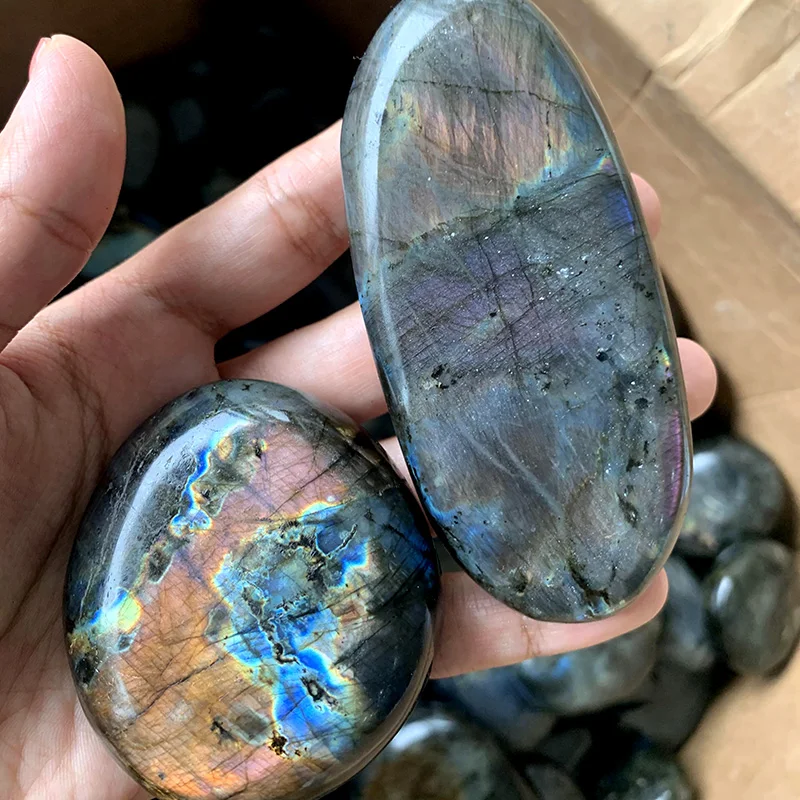 wholesale high quality natural crystal labradorite palm stone with flash for decoration