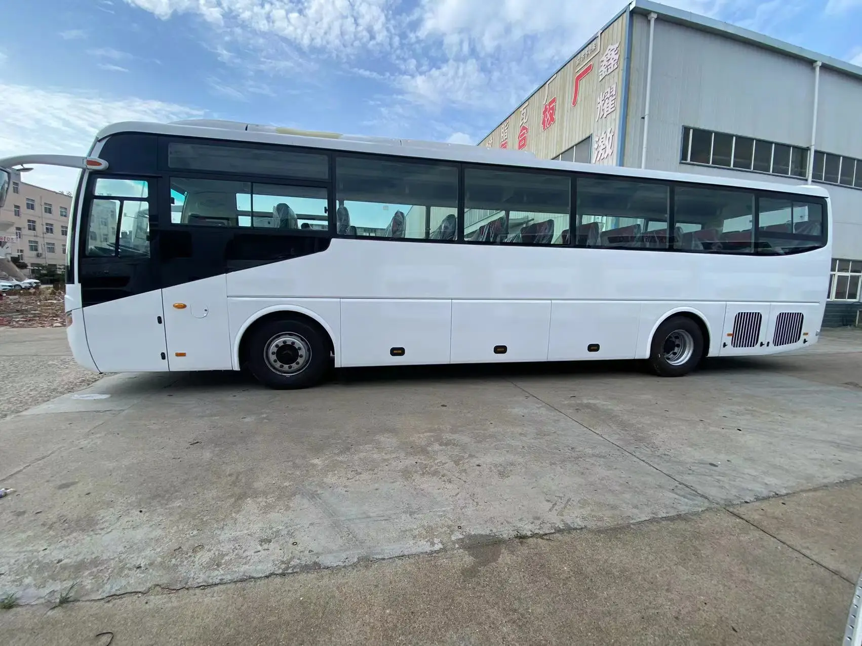 Yutong 60 Seater Bus Front Engine Coummutor Miner Transportation Economic Comfortable Strong Buses Diesel Seat Body Spring Turbo