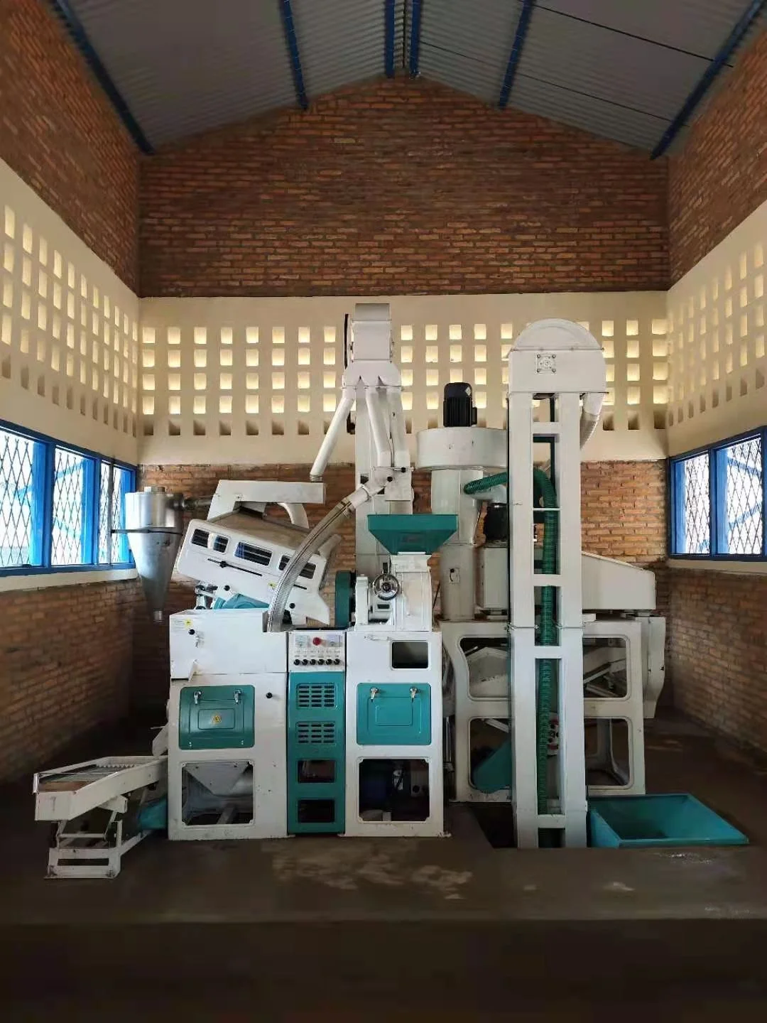 20 тонн в день емкость для перемалывания риса машины коммерческих низкая цена мини-комбайн-рисообдирочная машинка