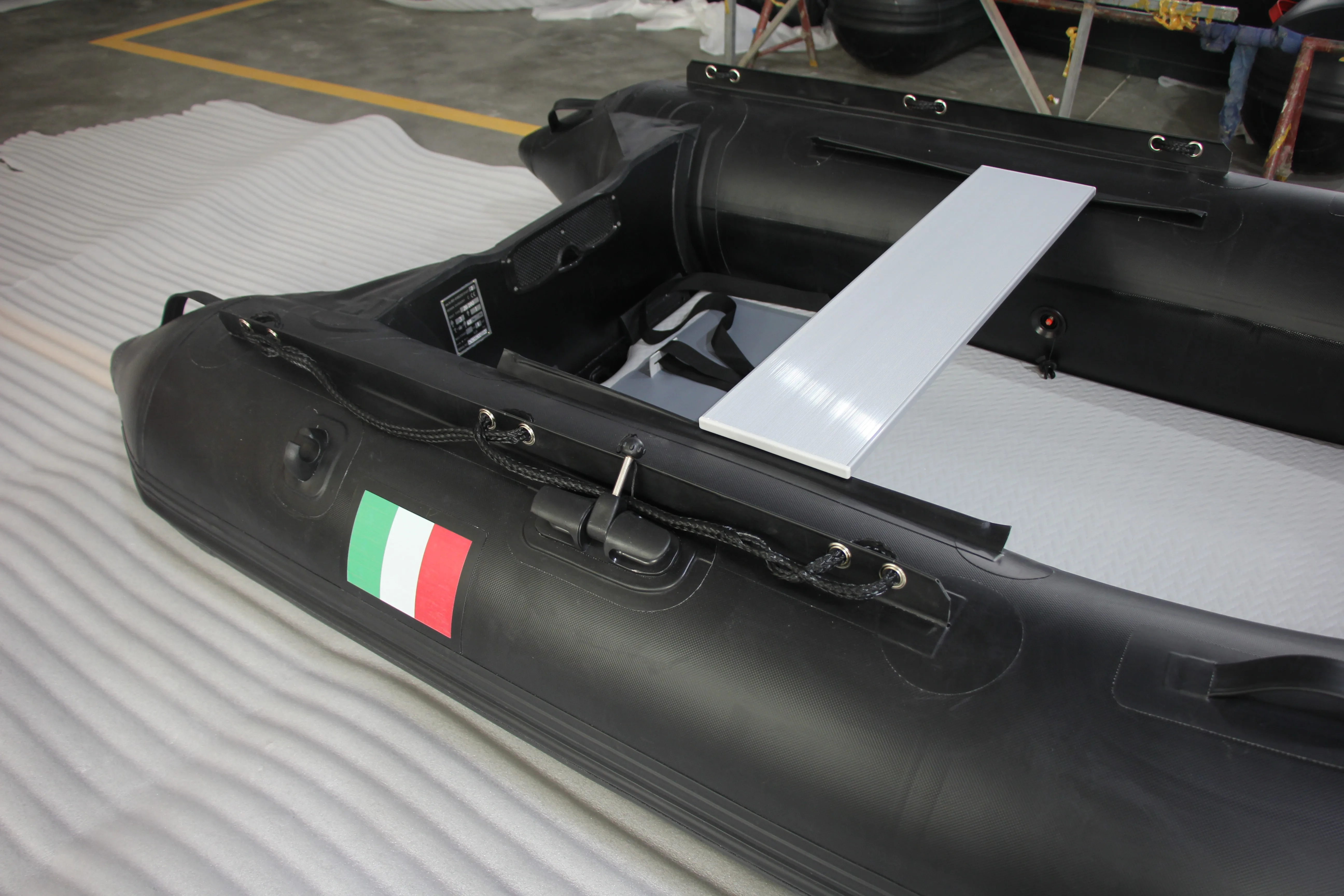 New Inflatable Speed Sport Boat Fishing Boat Family Use Durable PVC Plastic Material 1.2mm Thickness