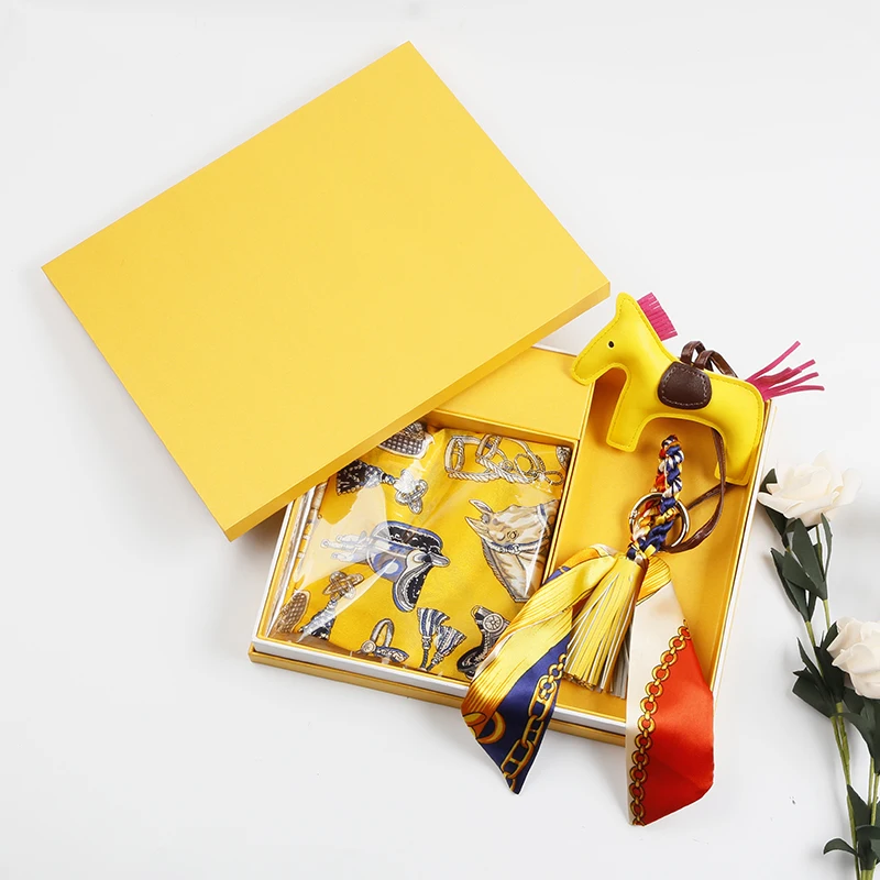 2021 New custom gifts ladies gift set for valentine gifts 100% silk scarf with horse key chain