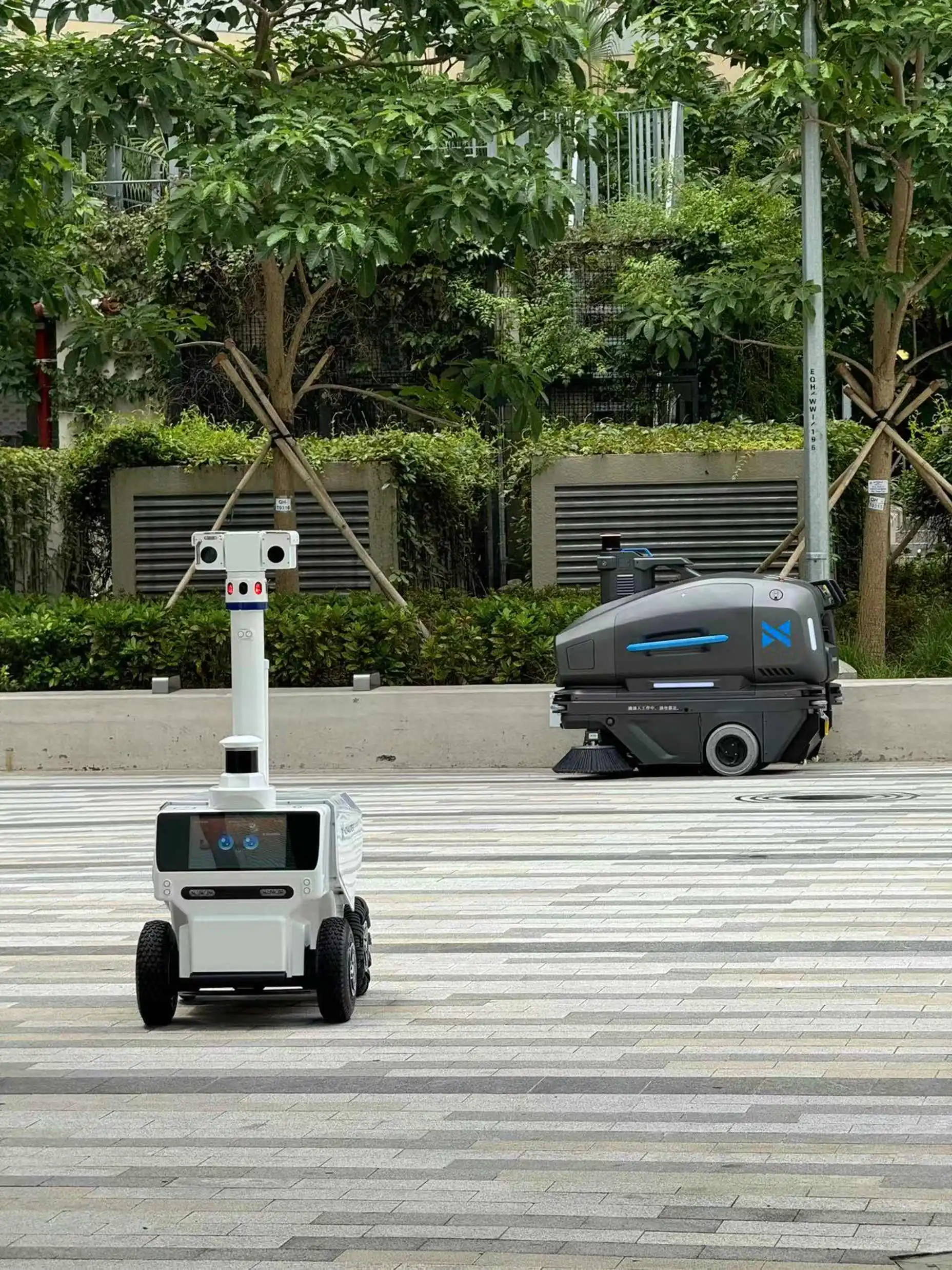 Factory Price Outdoor Autonomous Navigation  Patrol Monitoring Security Robot