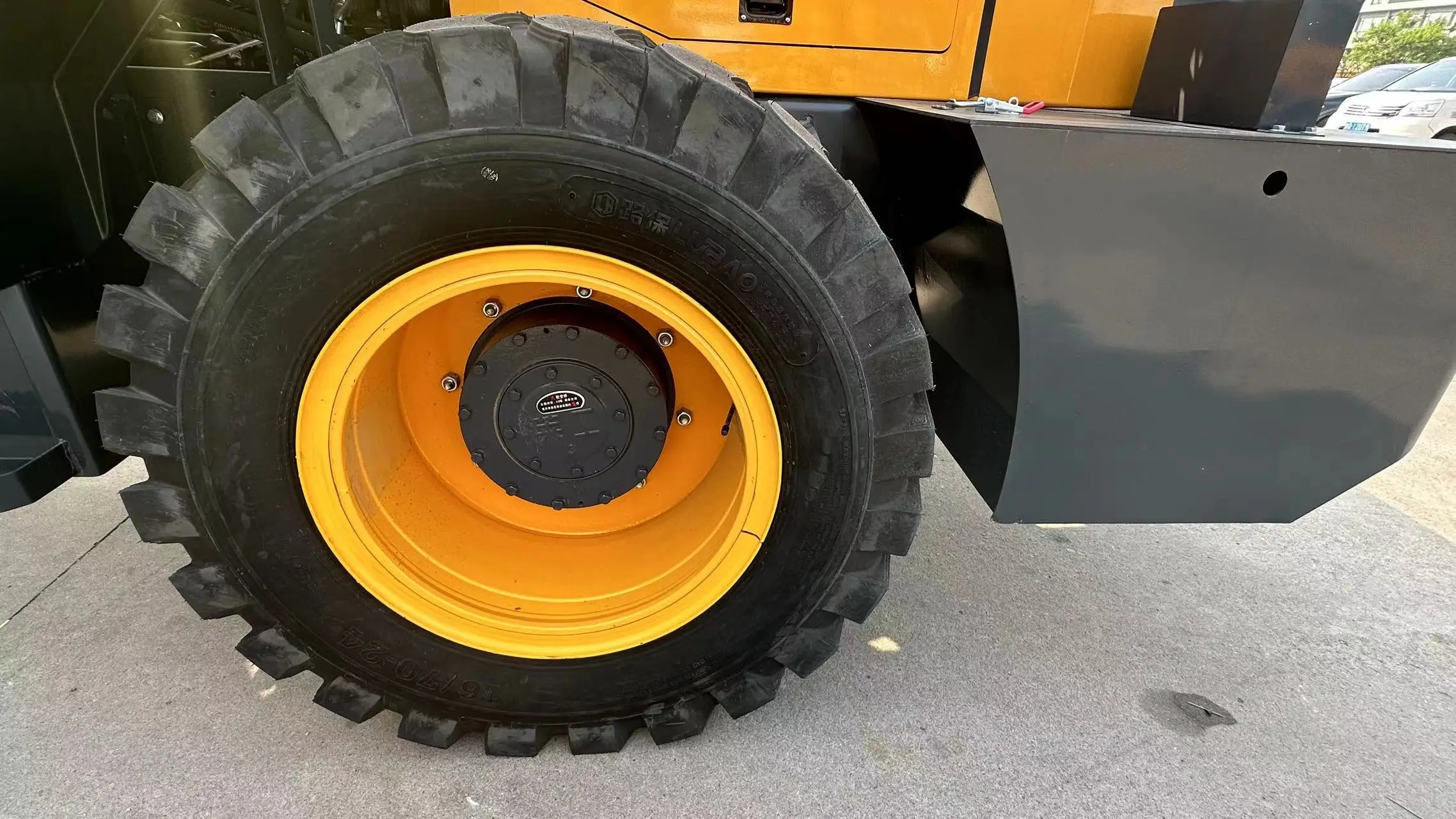 Трактор с фронтальным погрузчиком 4x4