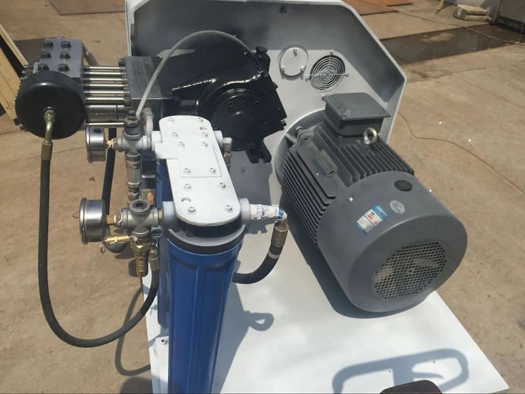 Portable water jet direct drive pump used for high pressure waterjet cutter
