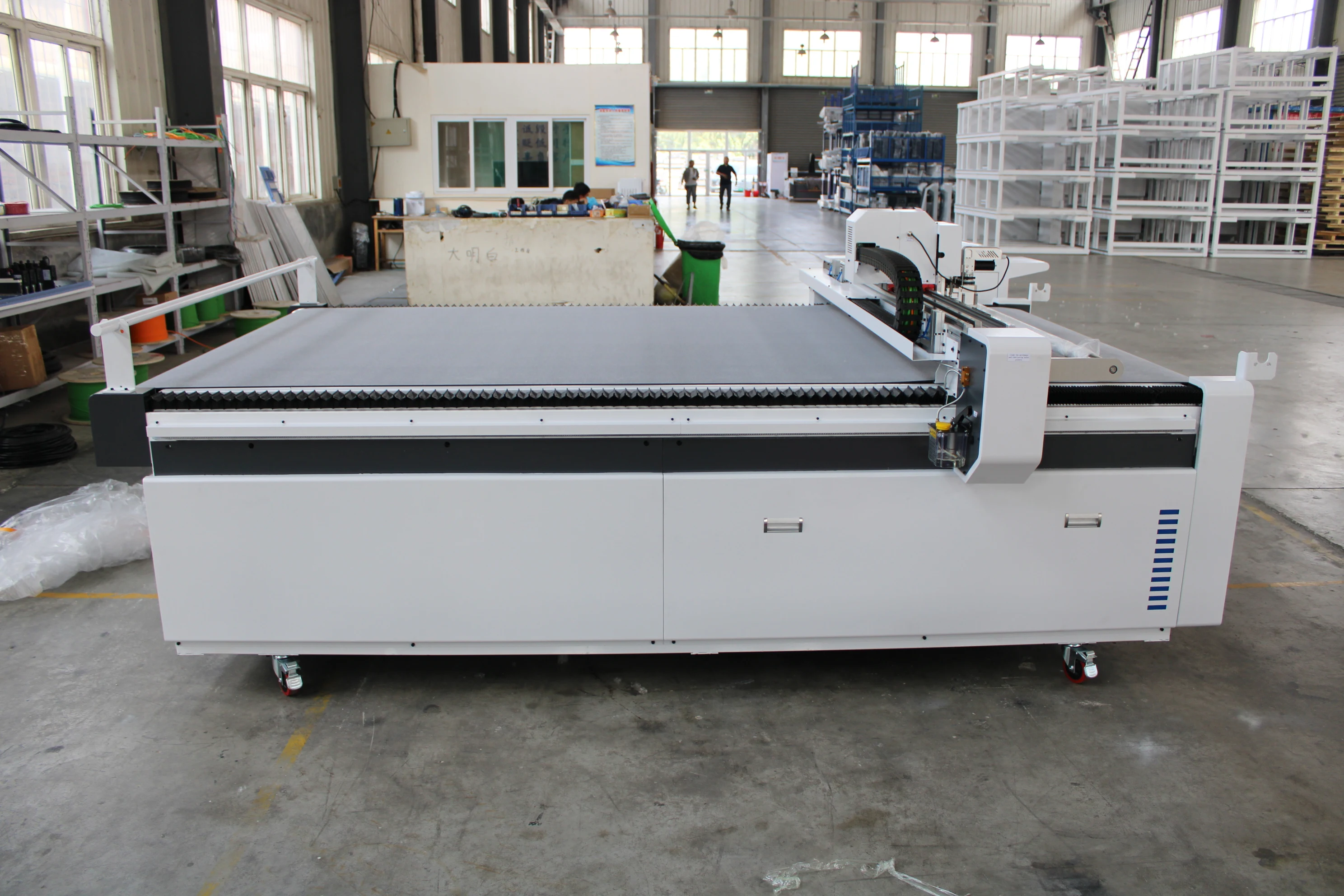 high quality CNC oscillating knife cutting machine  fabric leather textile cutting machine  with automatic feeding function