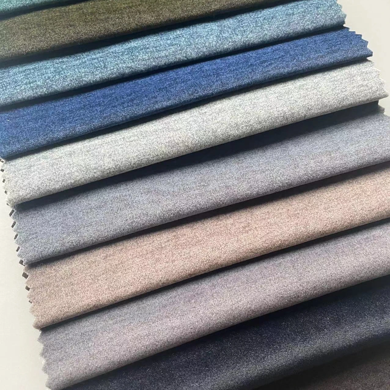 Бесплатный образец белого бархатного дивана с принтом