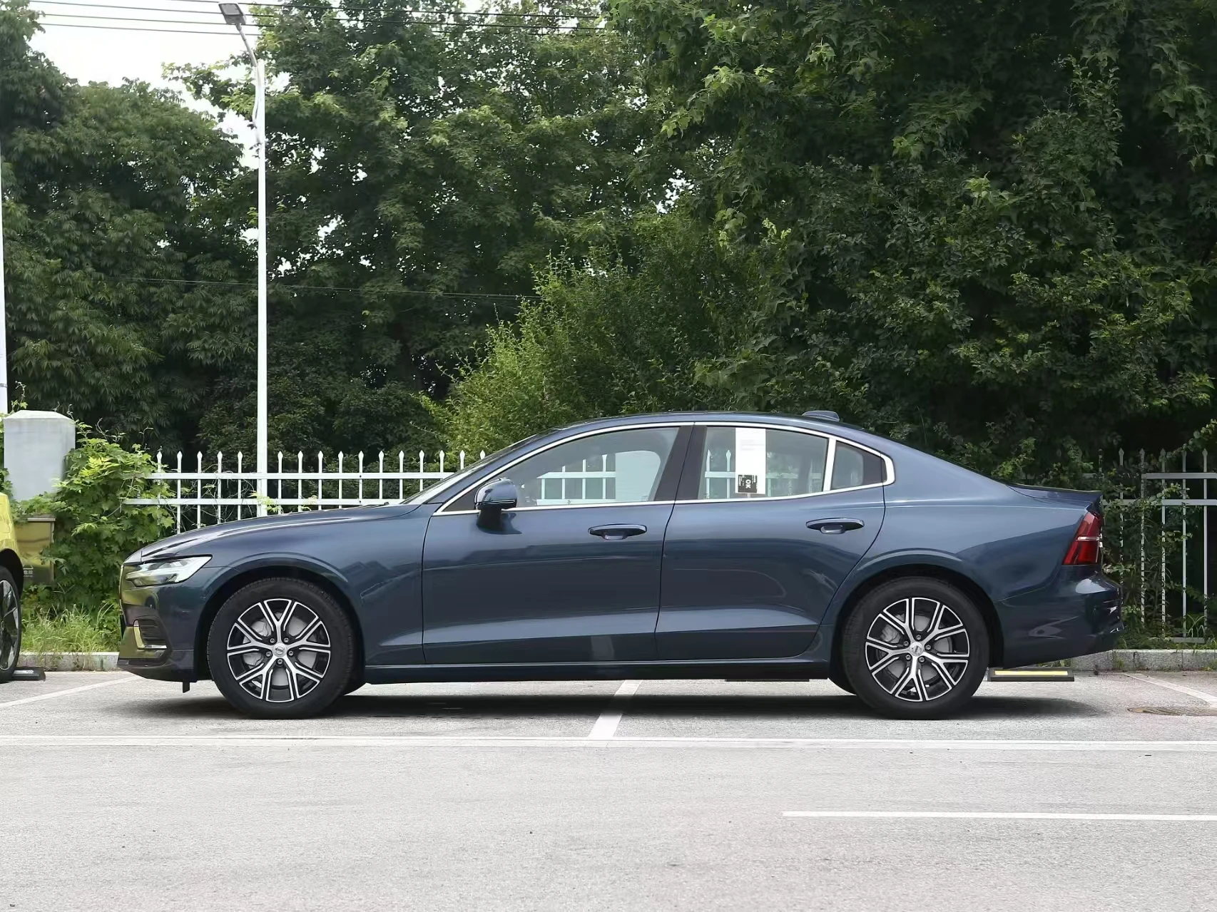 2024 Volv-o S60 Подержанный автомобиль панорамный люк на крыше автоматическая коробка передач с турбодвигателем кожаные сиденья FWD привод электрические шины R17 оптом