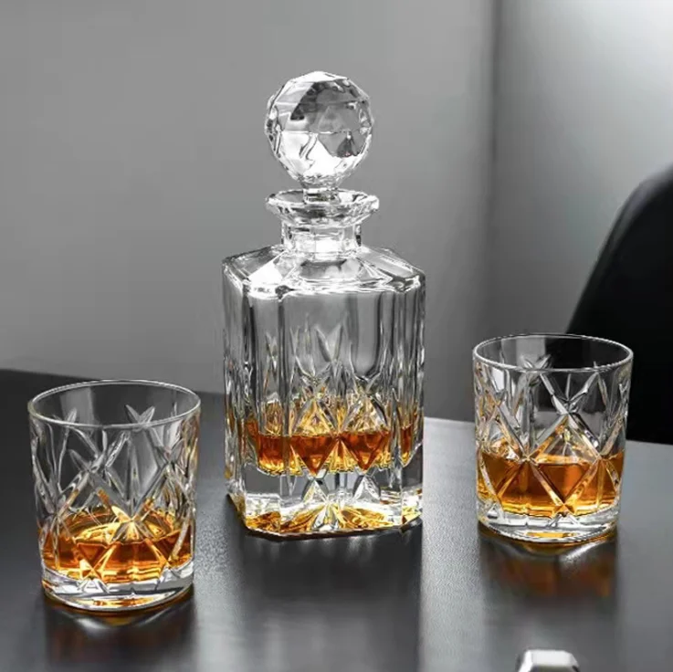 Free sample 5 pieces set whiskey decanter sets for men elegant liquor carafe with ornate solid glass stopper